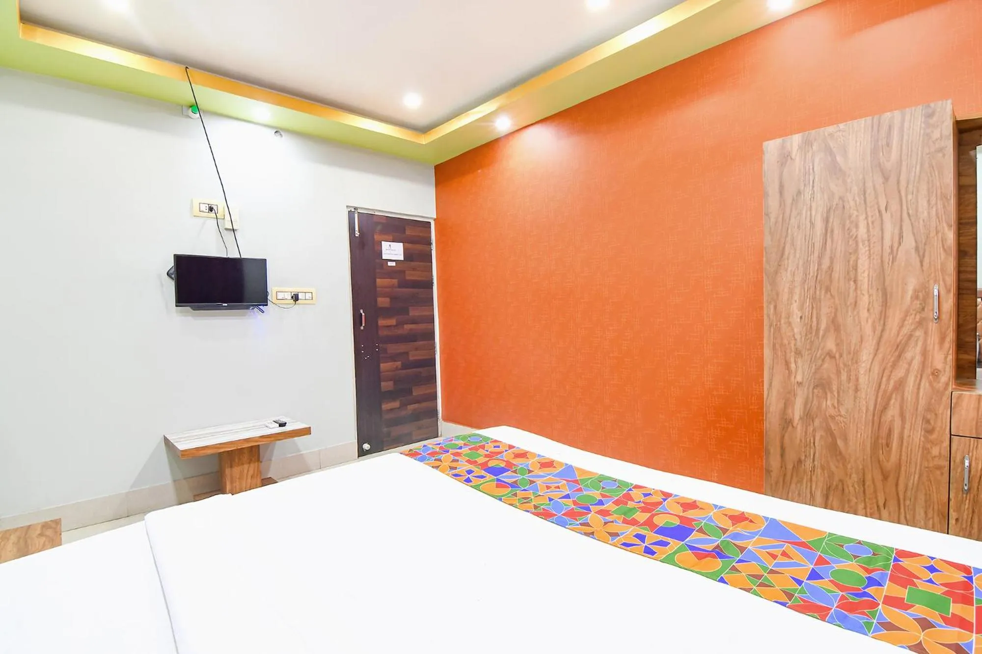 Bed, TV/Entertainment Center in FabHotel Stay Inn II