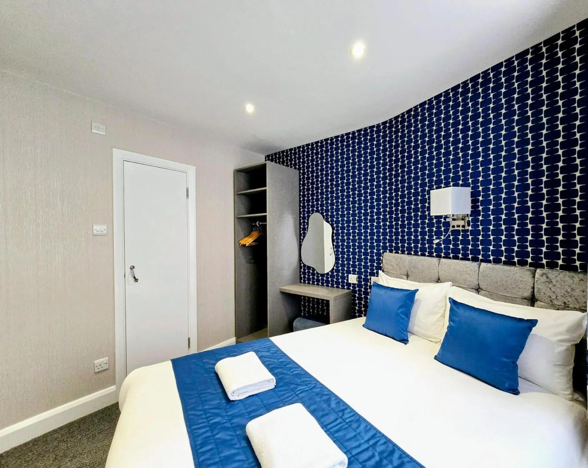 Bedroom, Bed in George Hotel