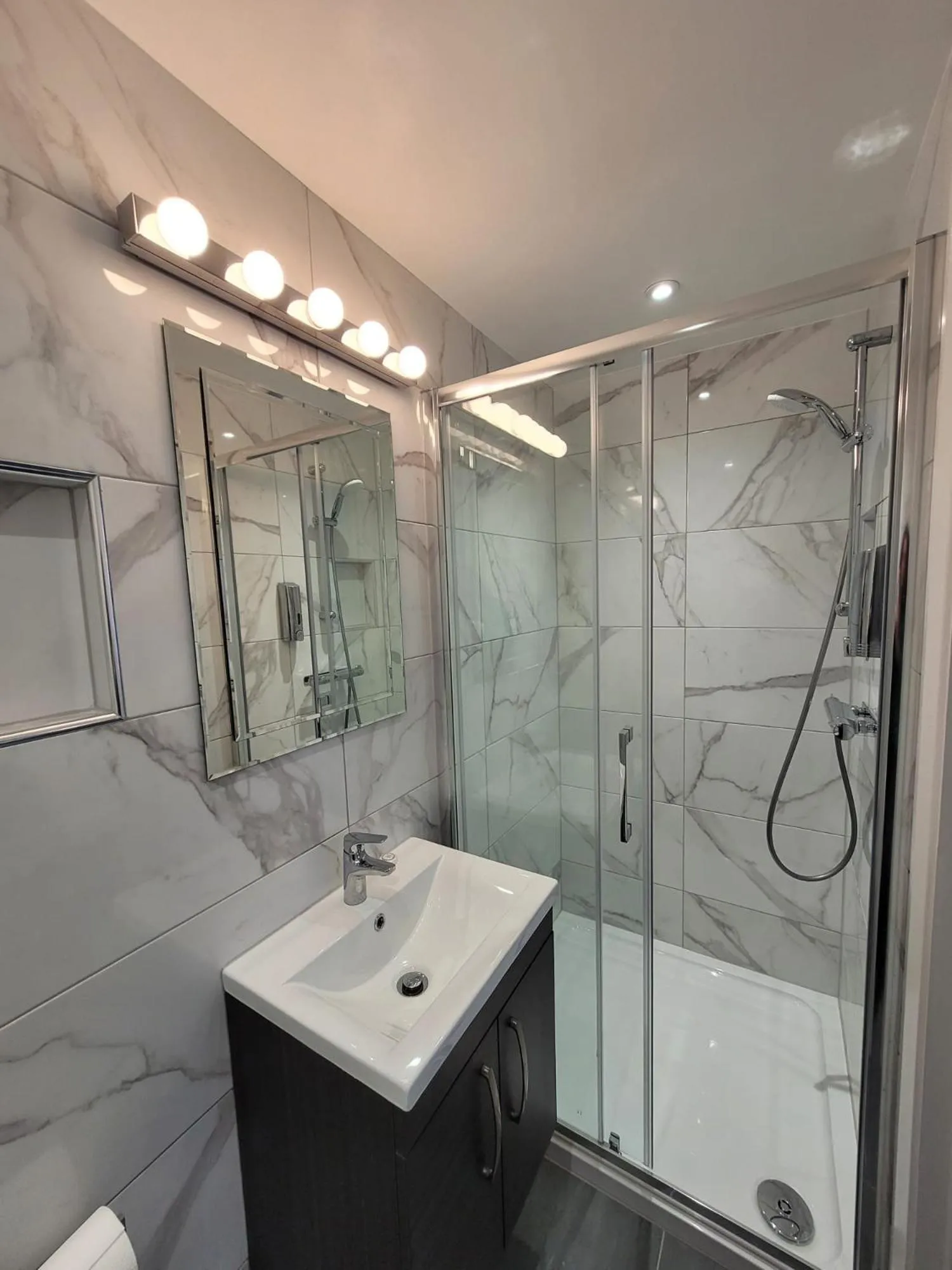 Bathroom in George Hotel