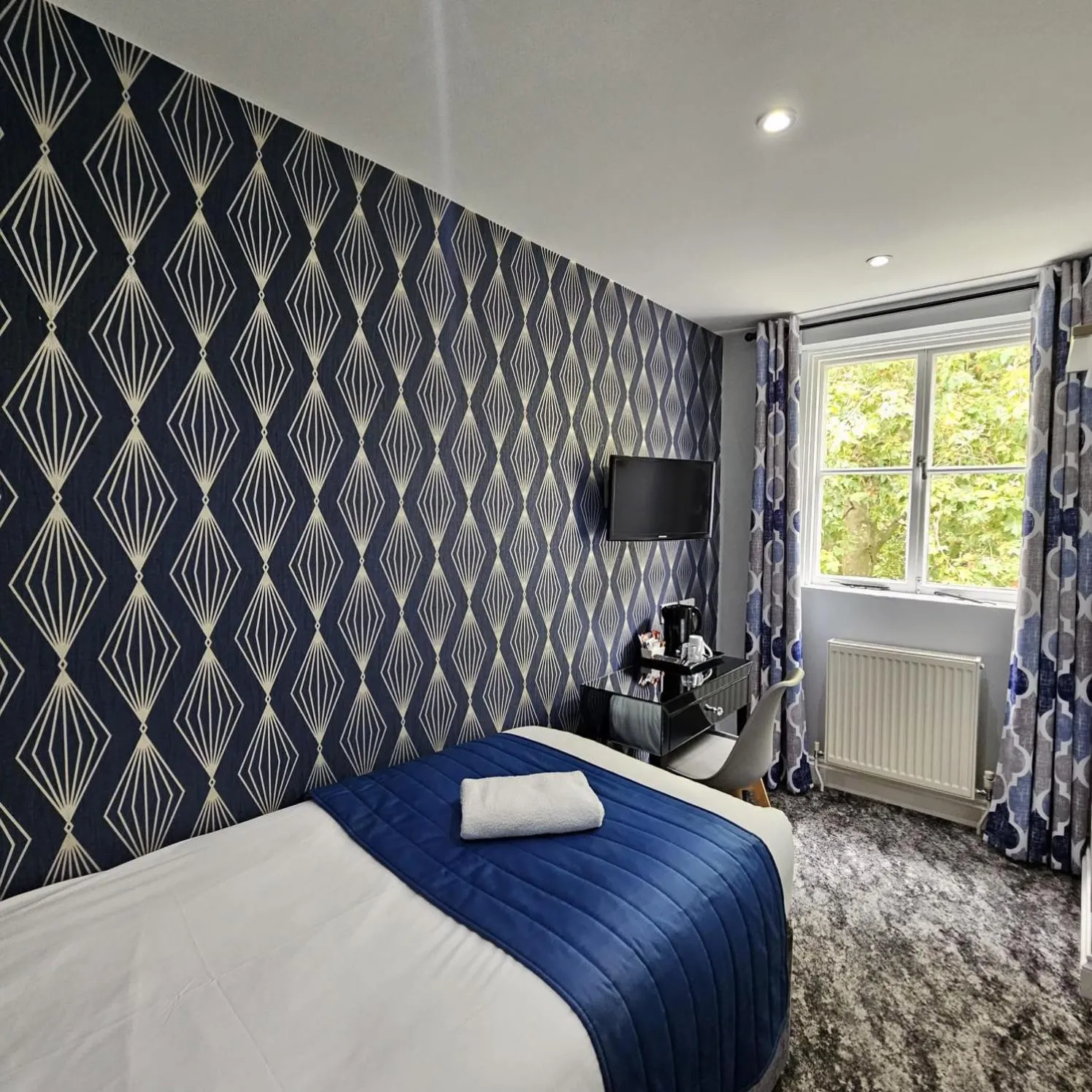 Bedroom, Bed in George Hotel