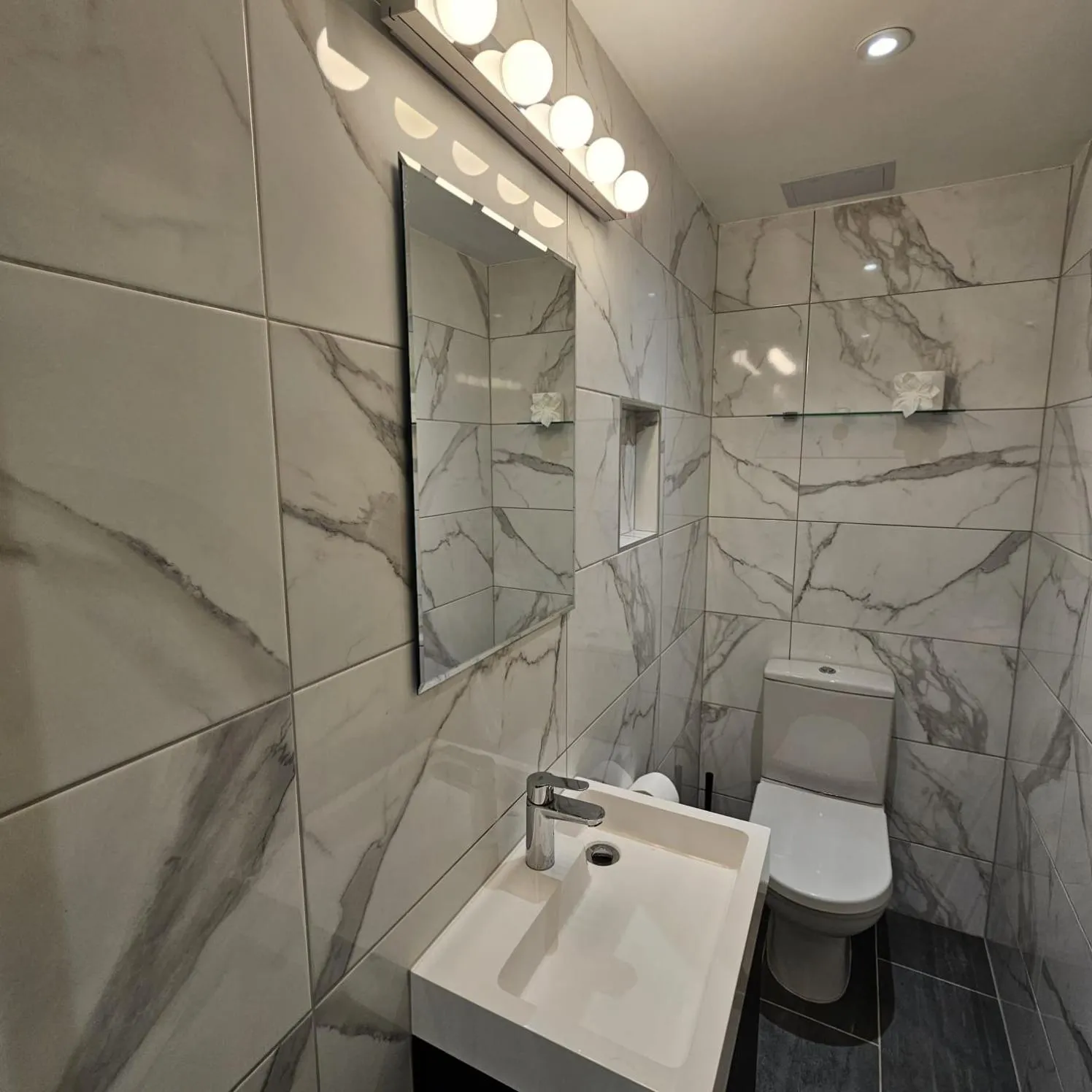 Bathroom in George Hotel