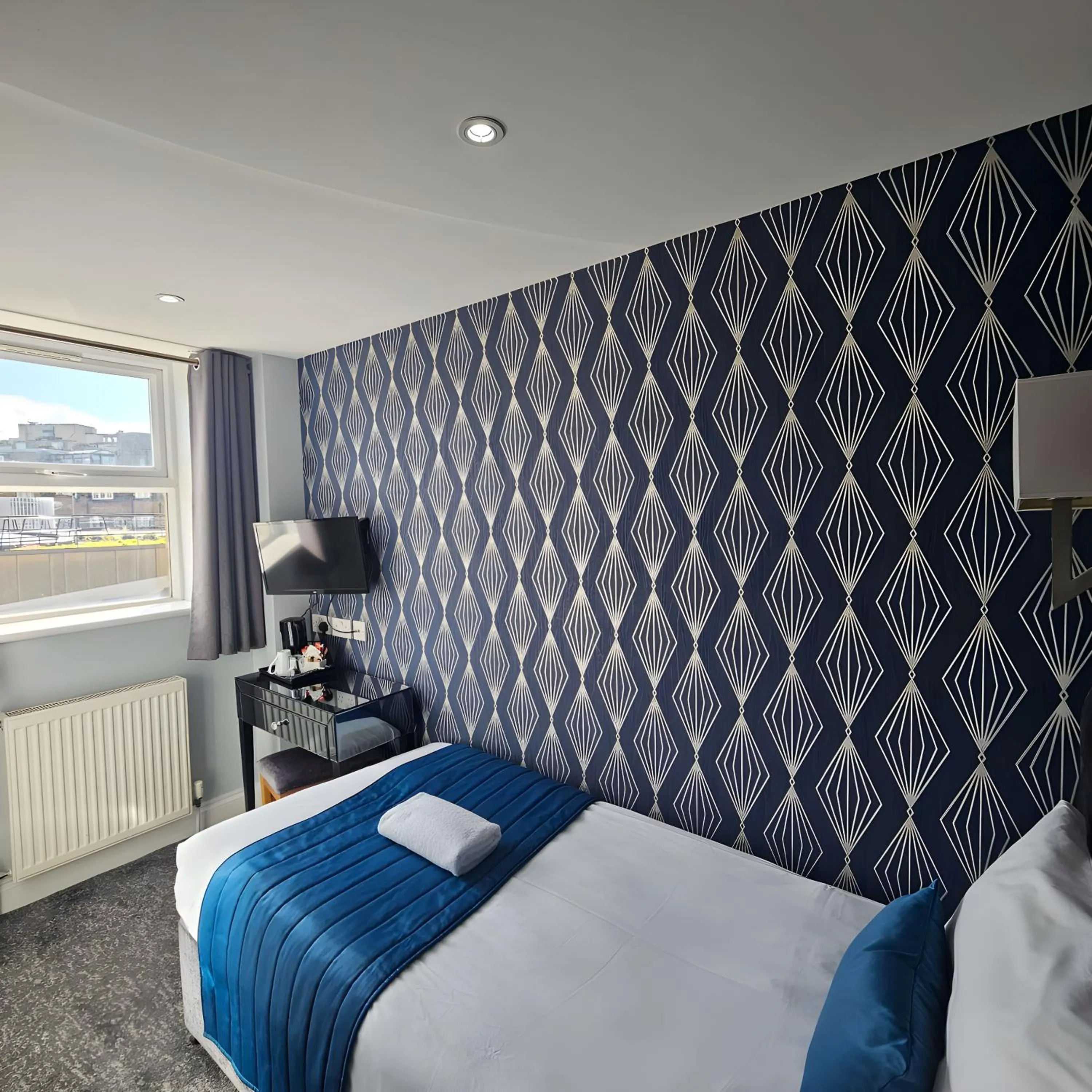 Bedroom, Bed in George Hotel