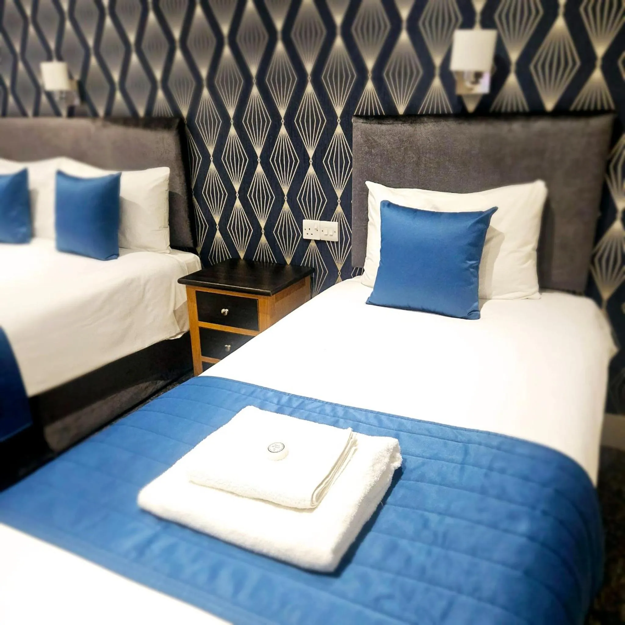 Bedroom, Bed in George Hotel