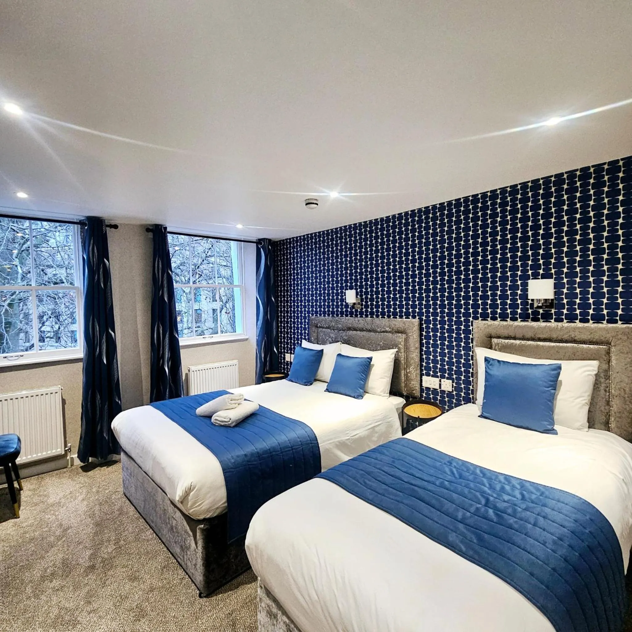 Bedroom, Bed in George Hotel