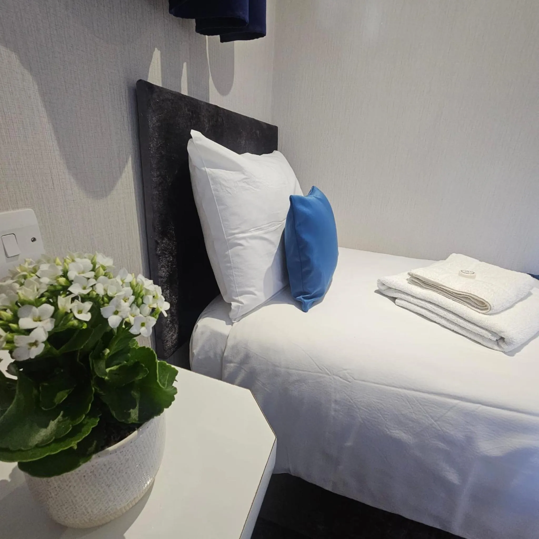 Bedroom, Bed in George Hotel