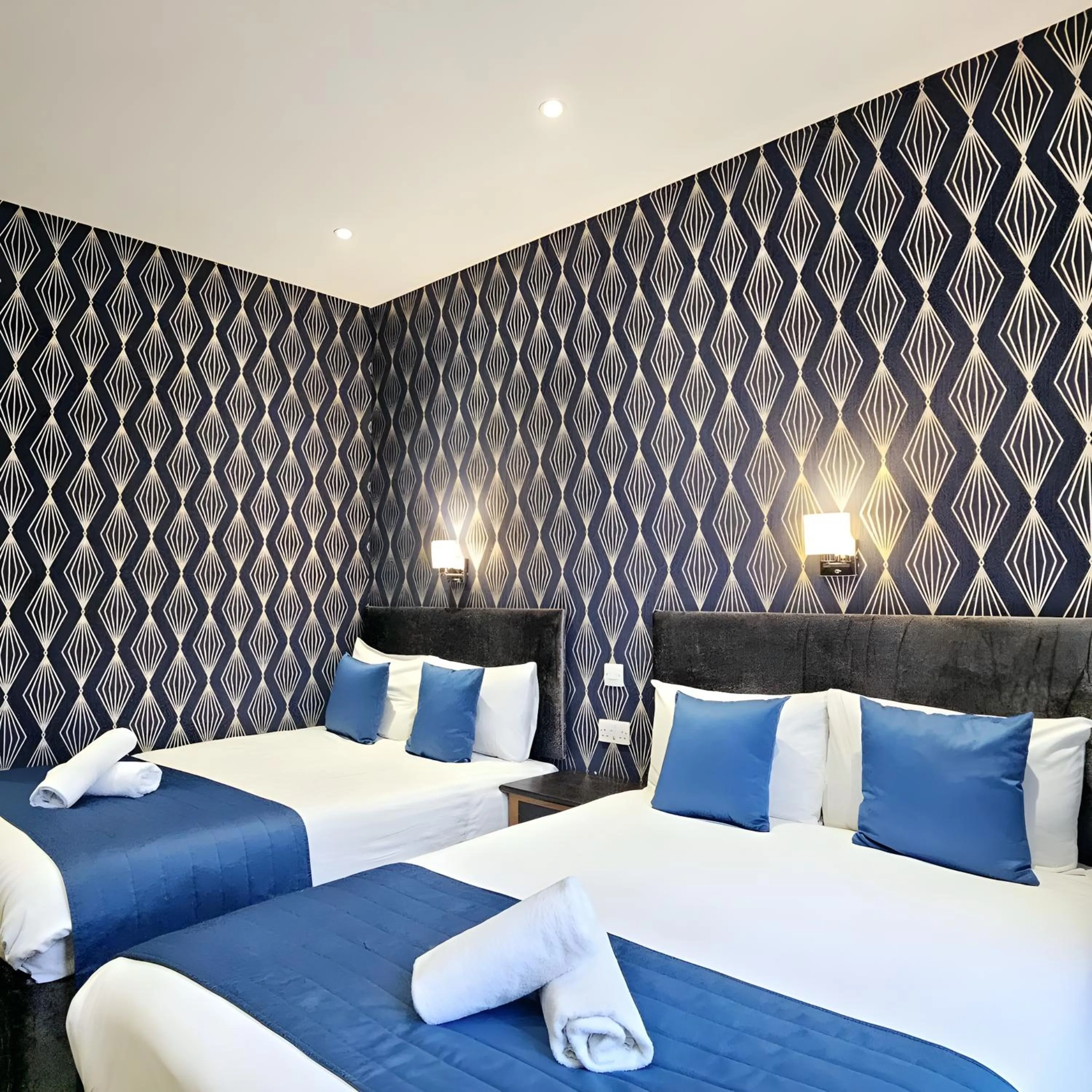 Bedroom, Bed in George Hotel