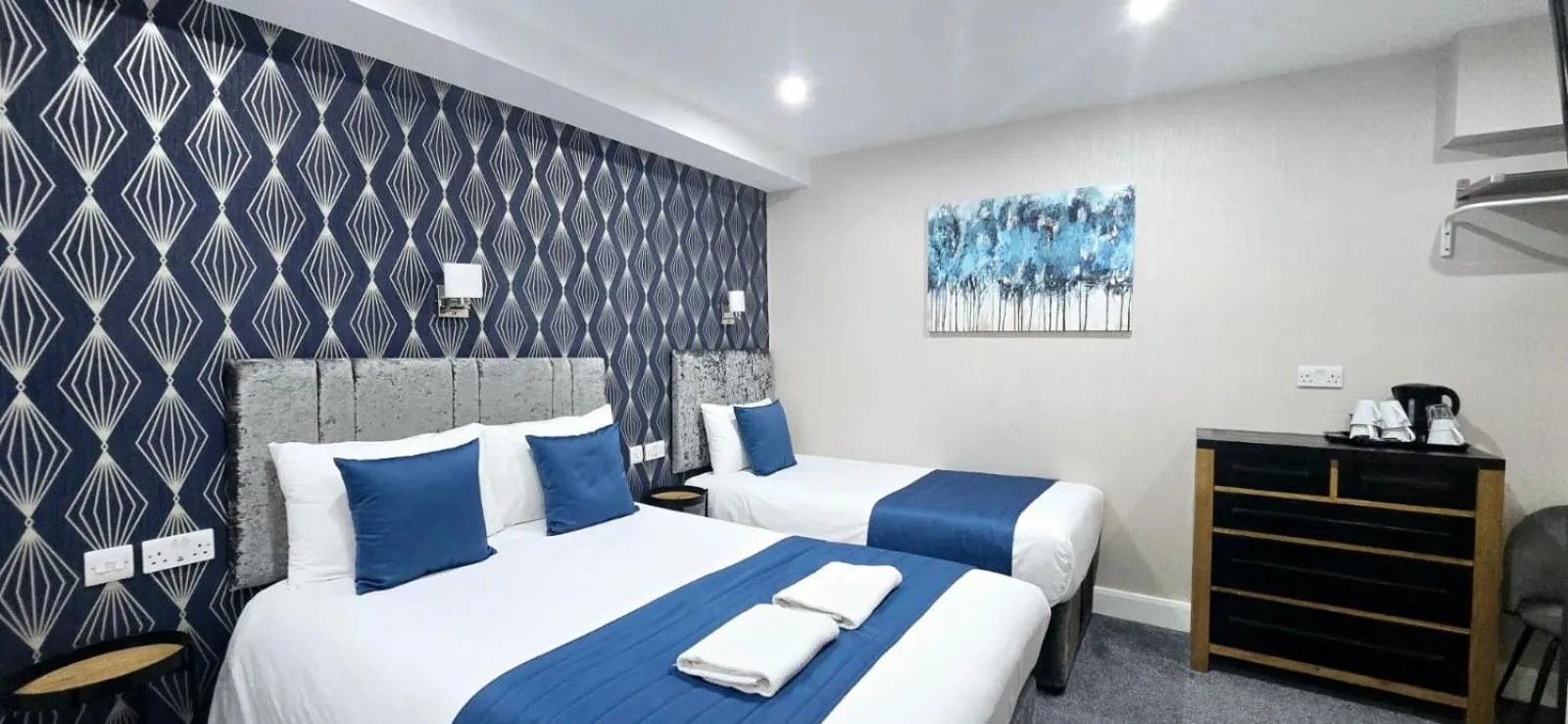 Bedroom, Bed in George Hotel