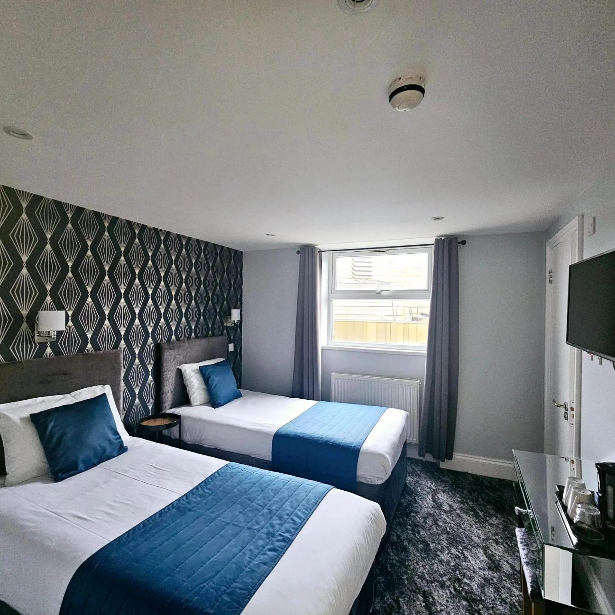 Bedroom, Bed in George Hotel