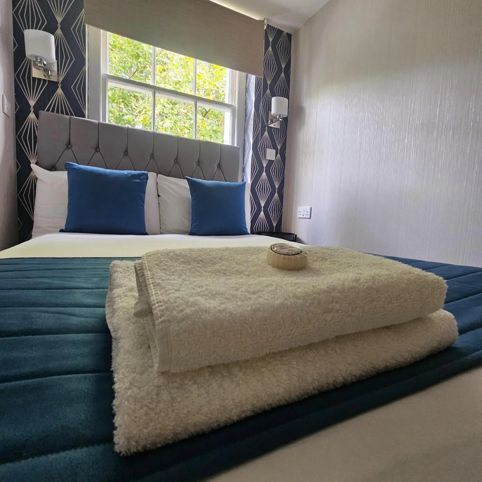 Bedroom, Bed in George Hotel