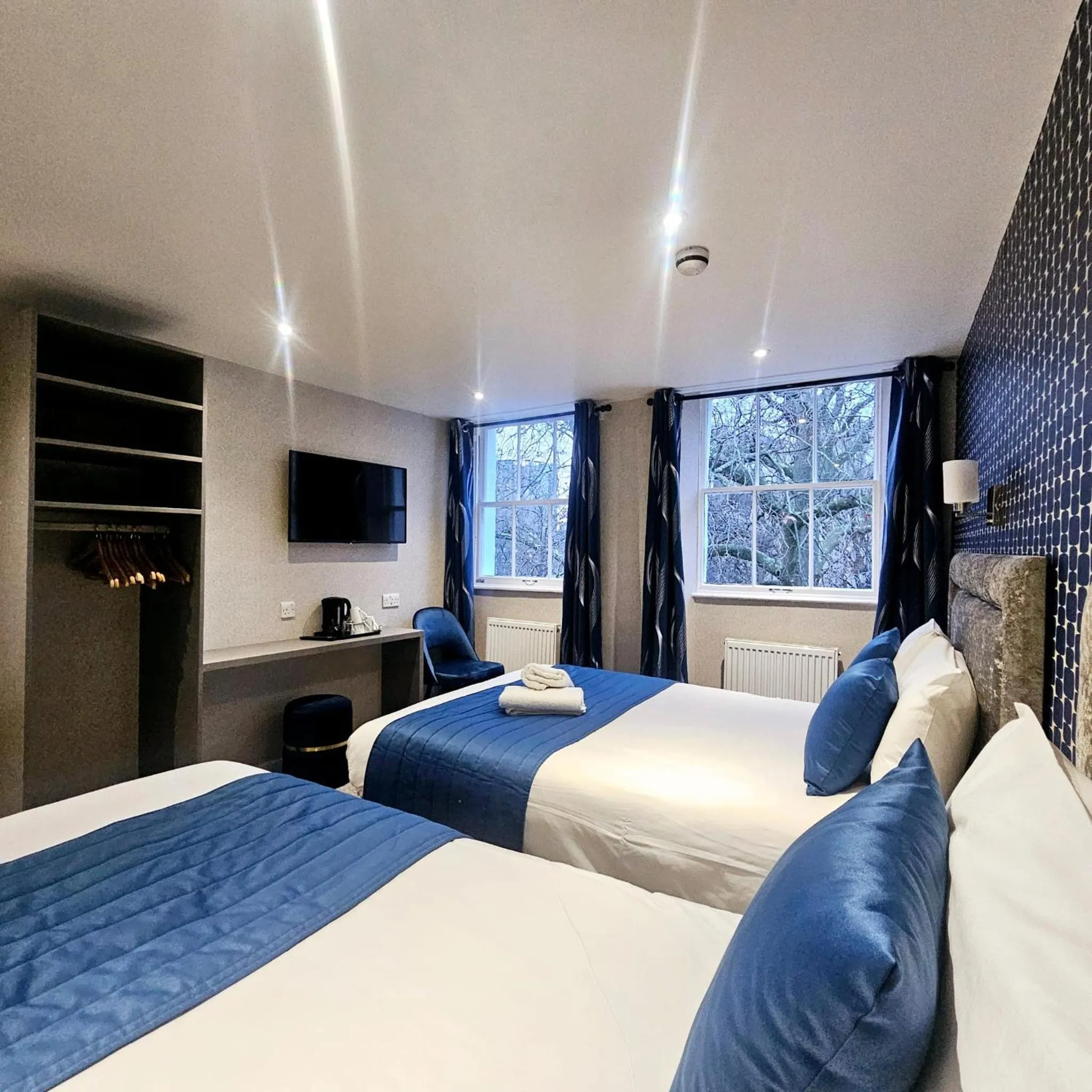 Bedroom, Bed in George Hotel