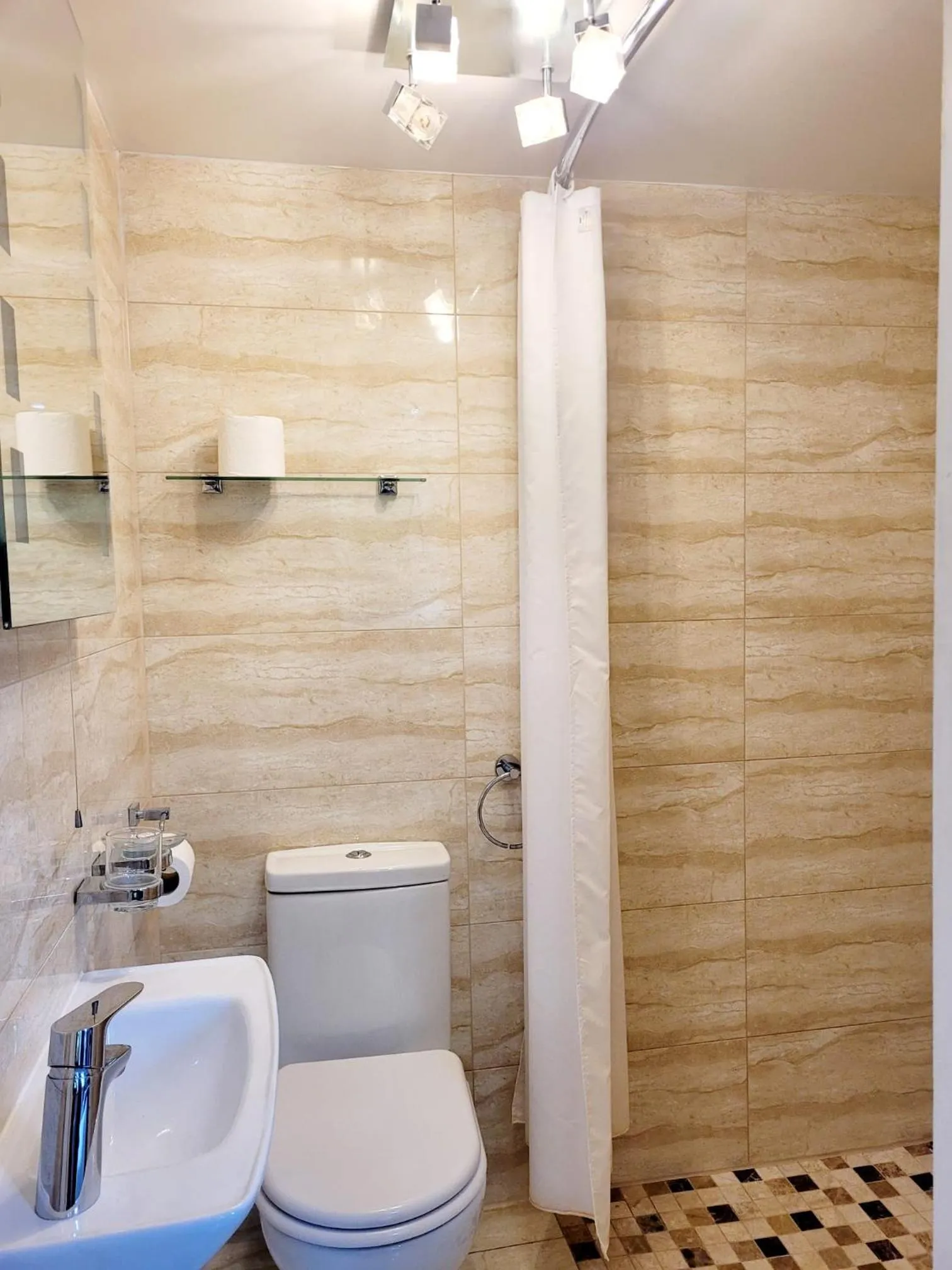 Bathroom in George Hotel