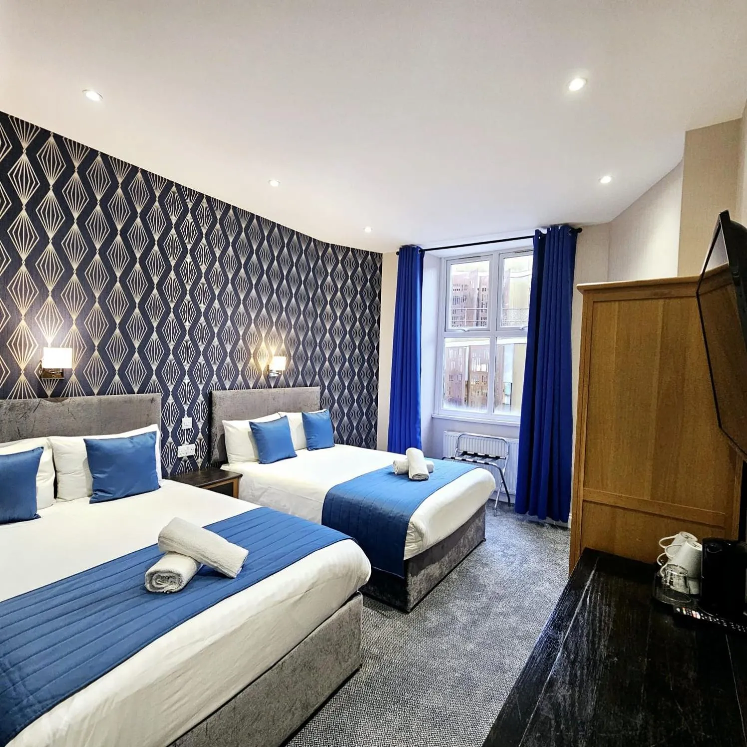 Bedroom, Bed in George Hotel