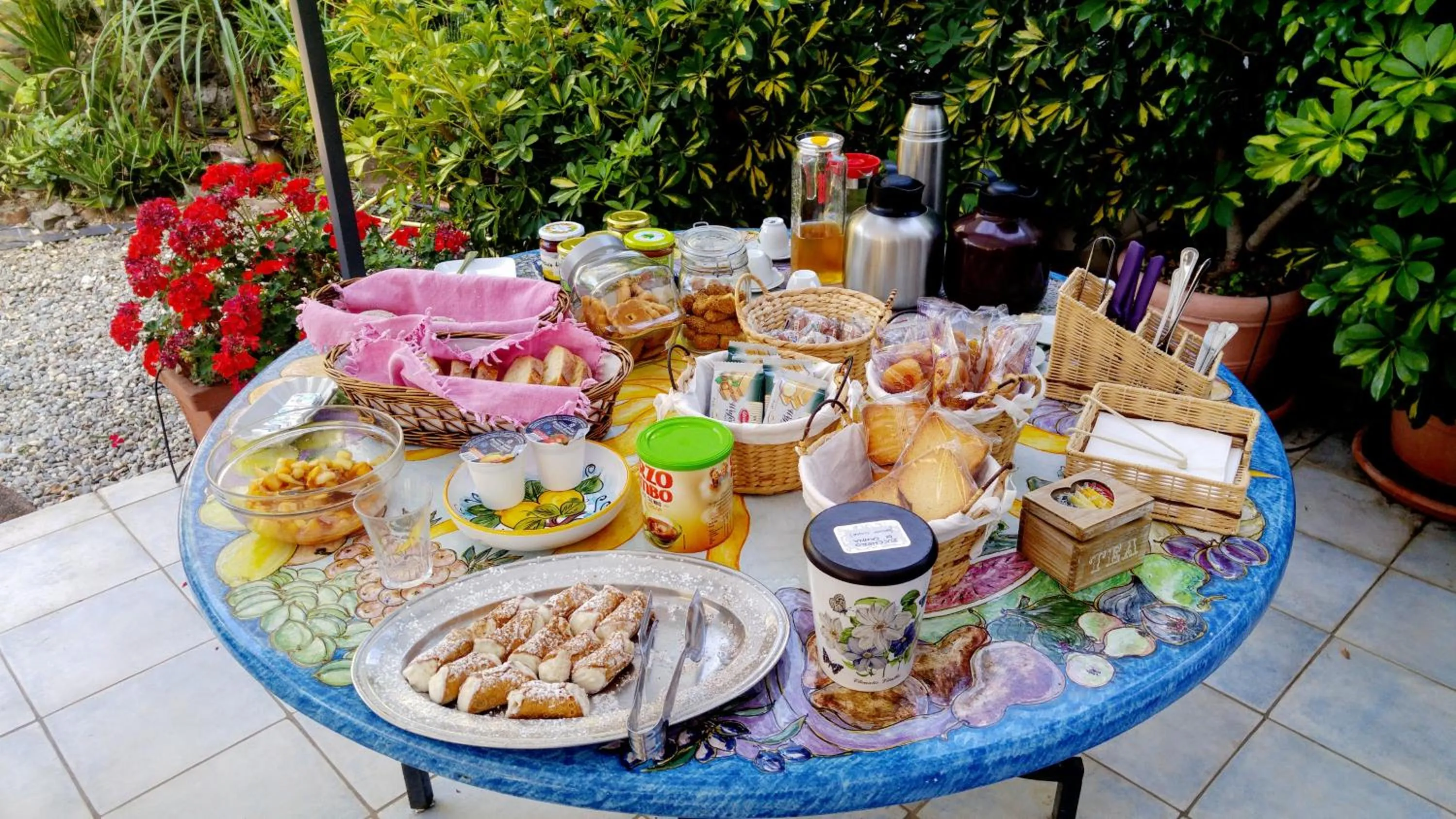 Continental breakfast in Villa Ortensia