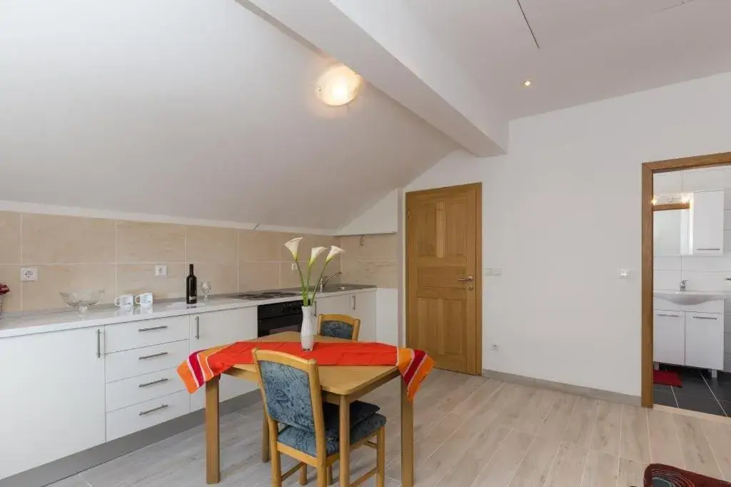 Kitchen or kitchenette, Dining Area in Villa Celenca