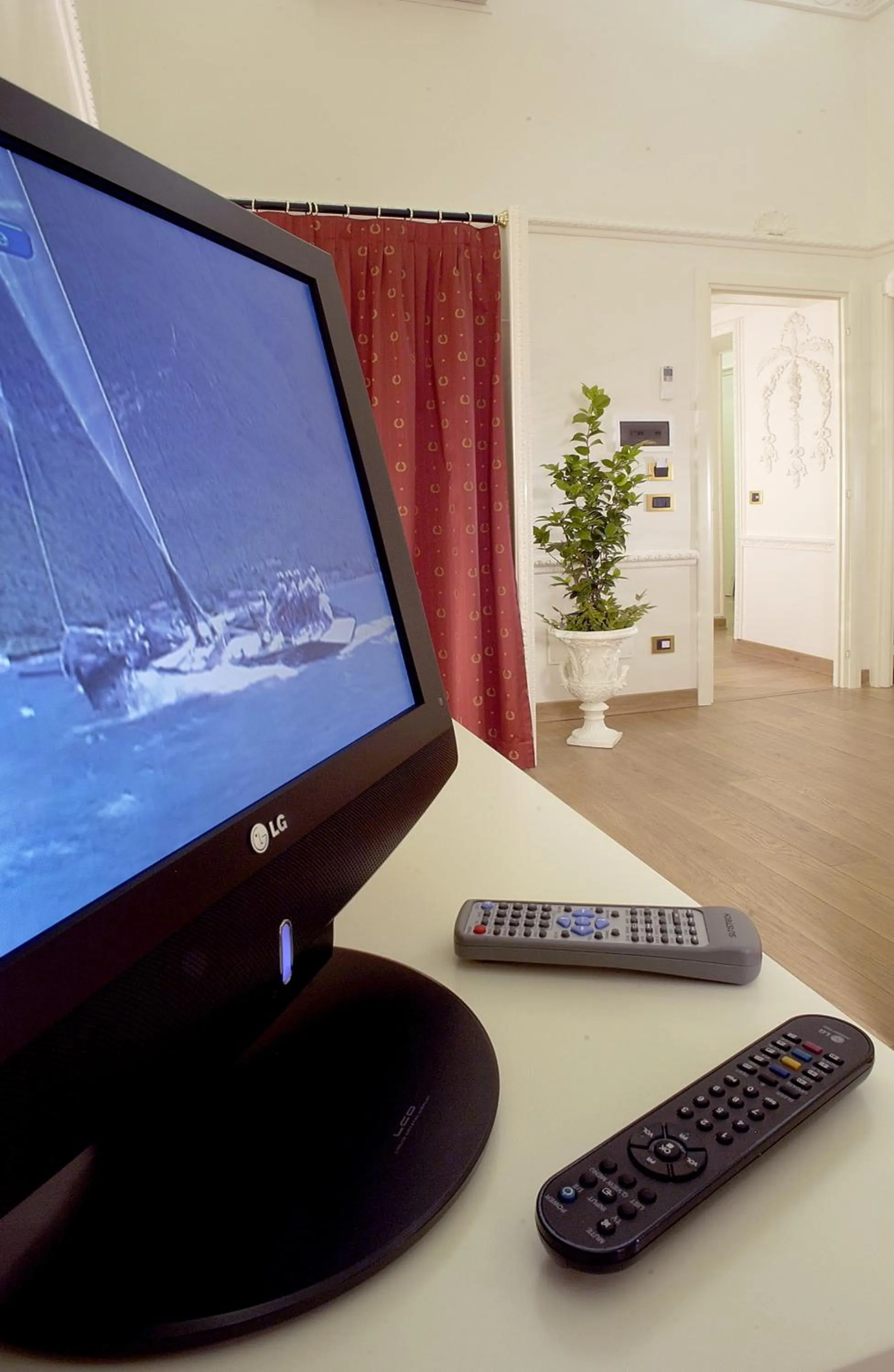 TV and multimedia in Suites Rome