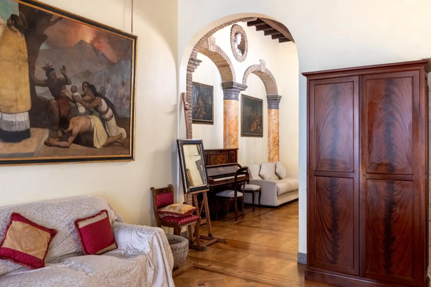 Living room, Bed in Suites Rome