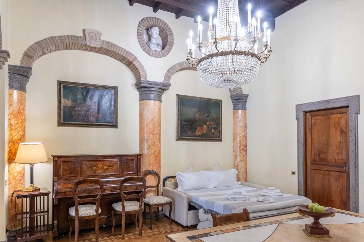 Living room, Bed in Suites Rome