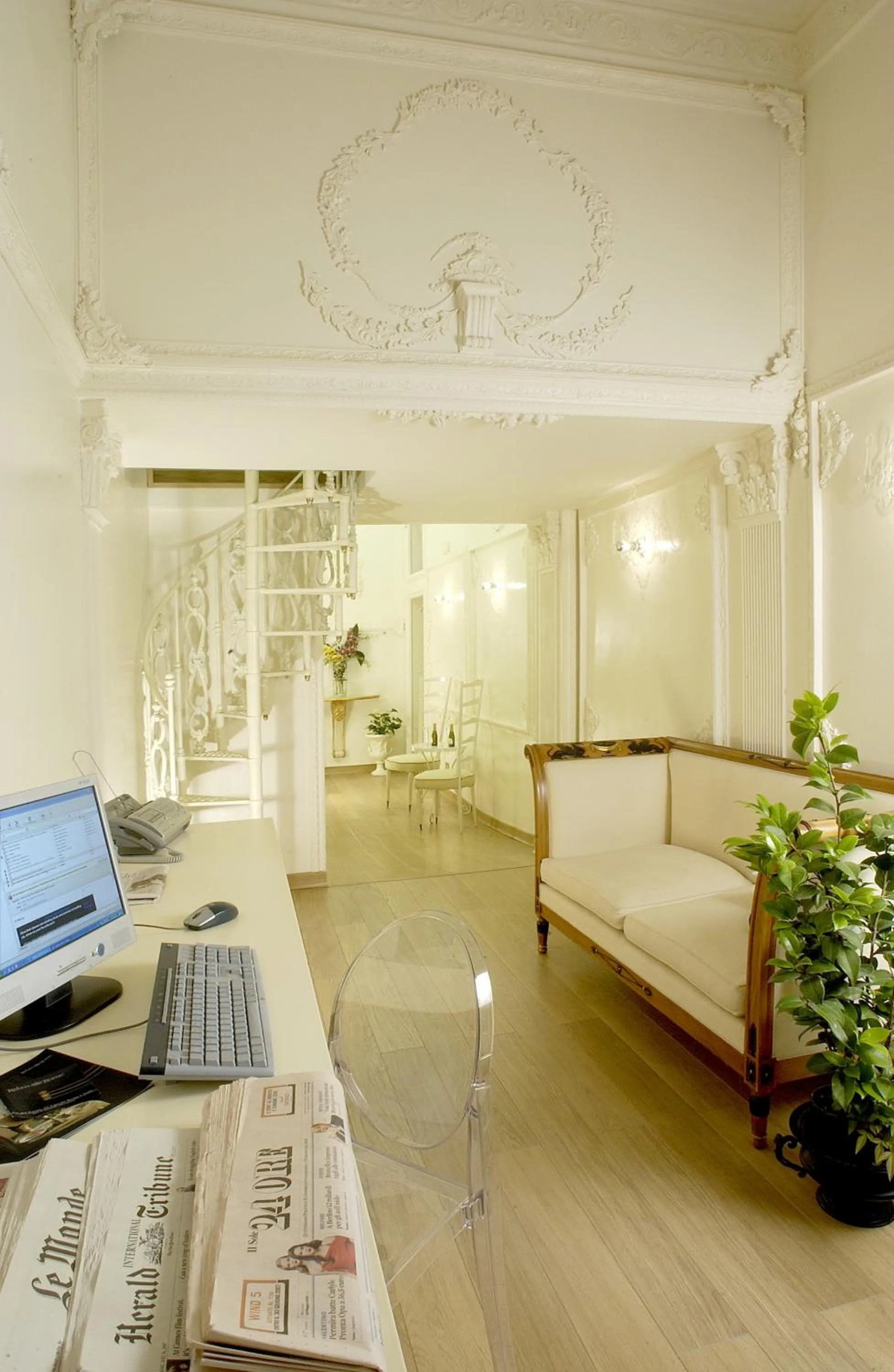 Lobby or reception, Bed in Suites Rome