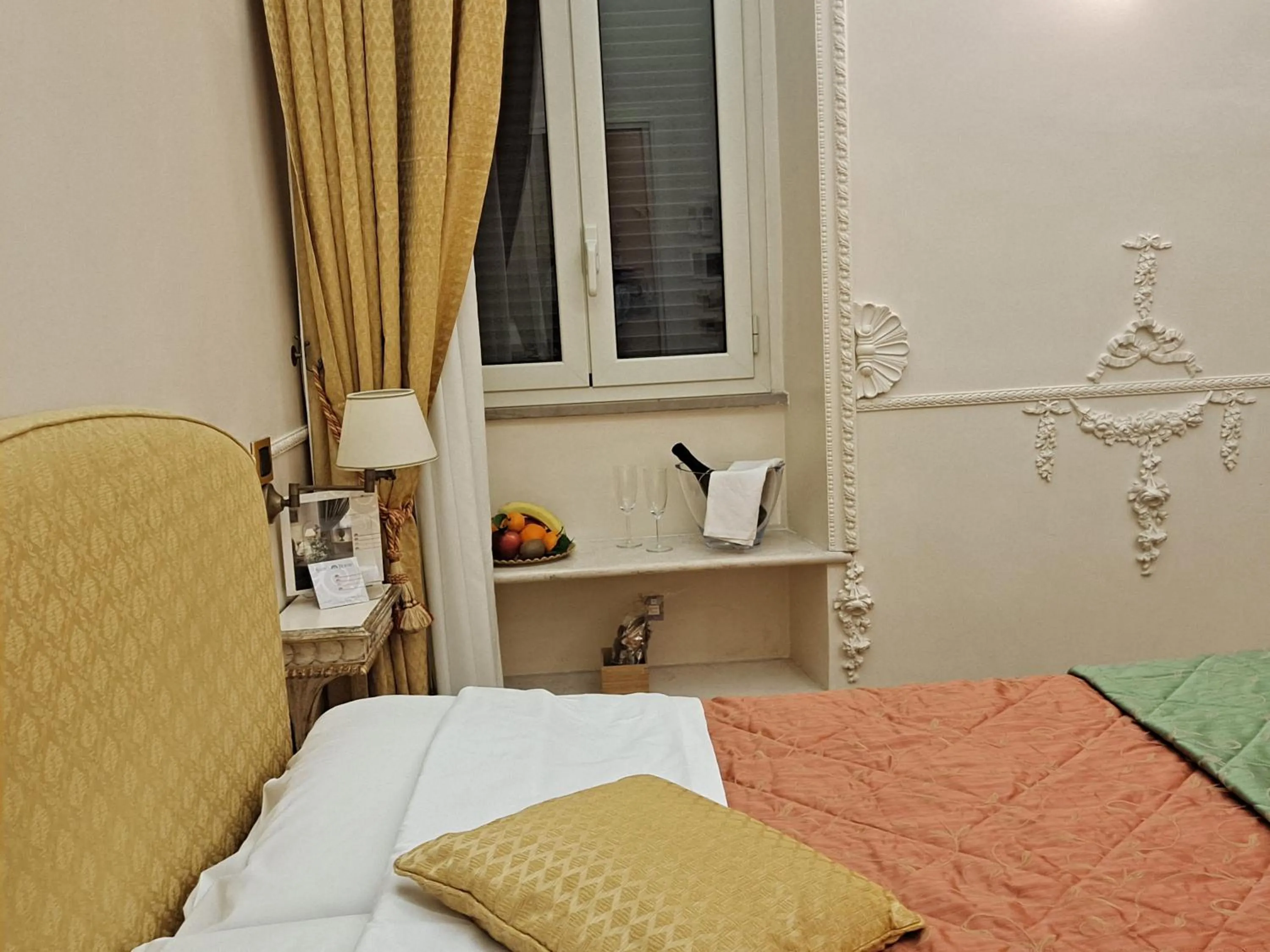 Photo of the whole room, Bed in Suites Rome