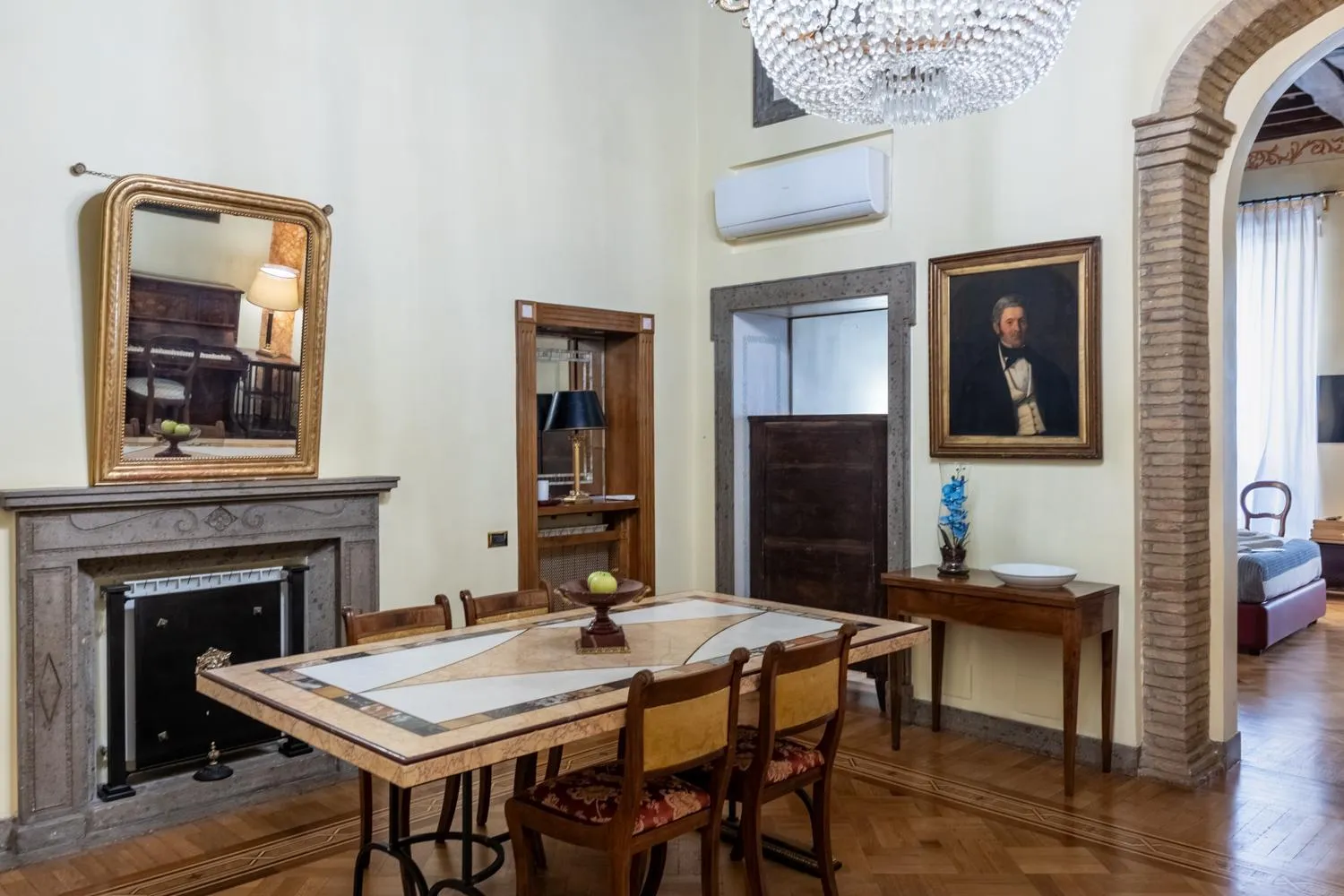 Dining area in Suites Rome