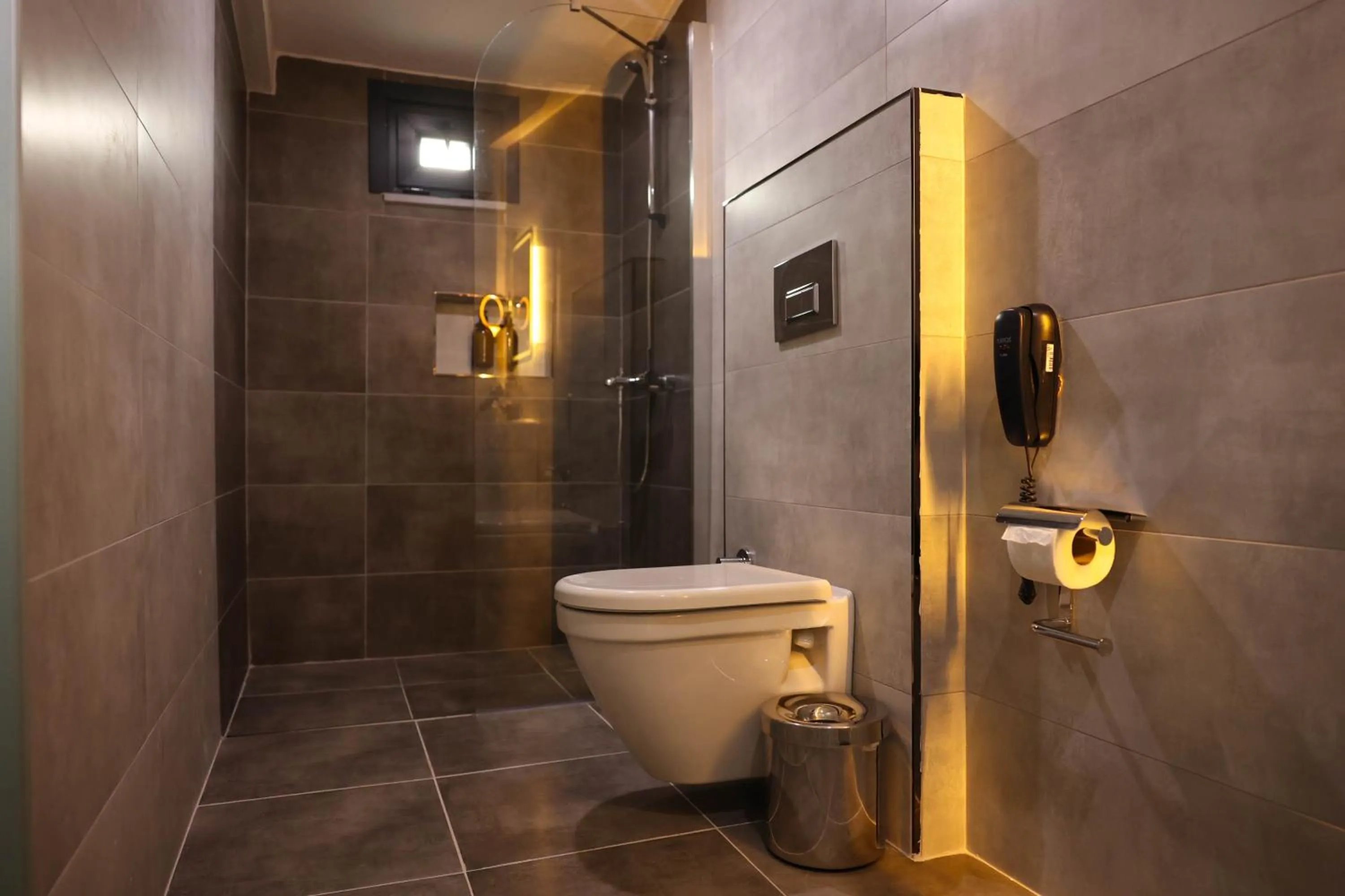 Shower in Gardenmode Airport Hotel