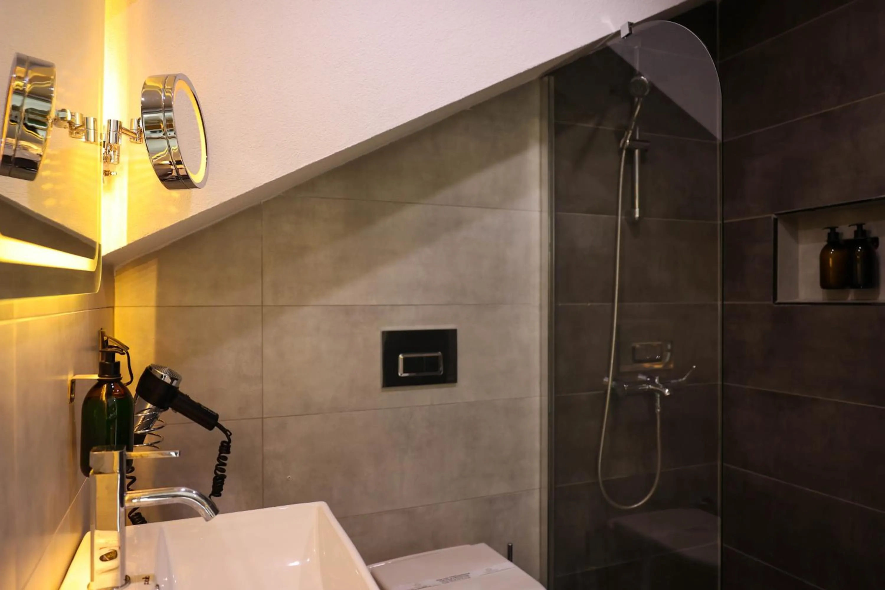 Shower in Gardenmode Airport Hotel