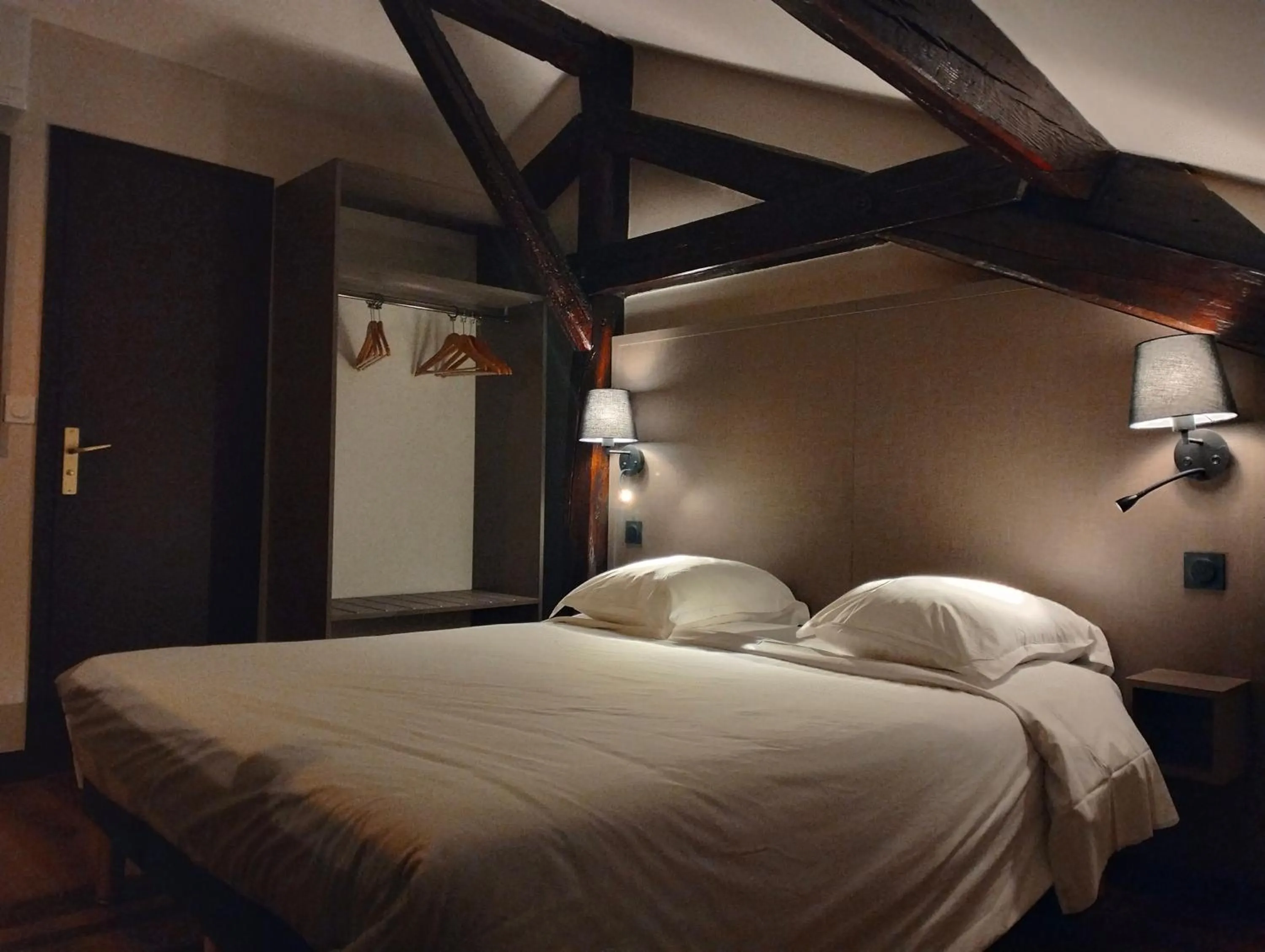 Bed in HÔTEL ROYAL MONTREUIL