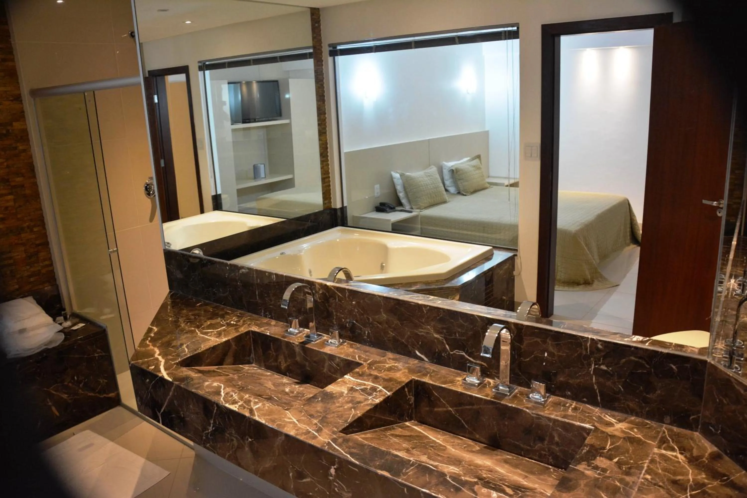 Hot Tub in Gálatas Golden Hotel