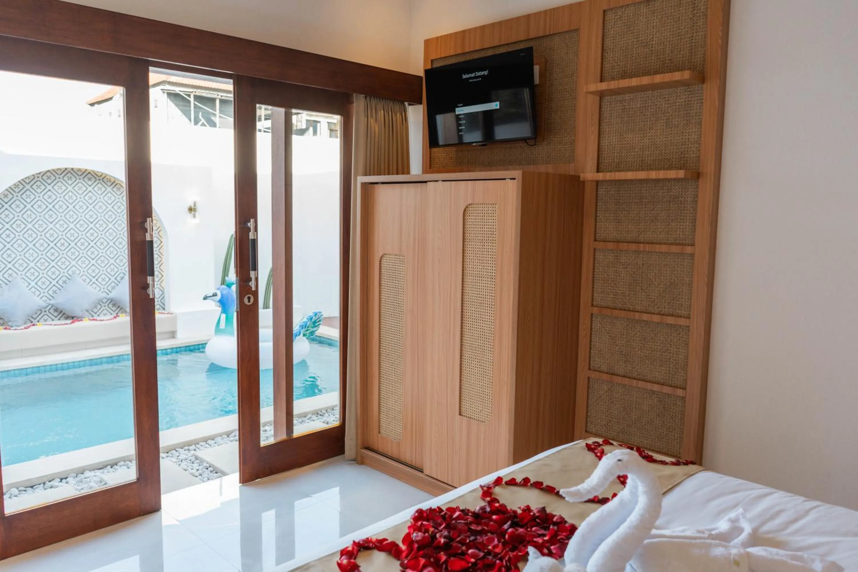 Photo of the whole room, Bed in Melviano Suite & Villa