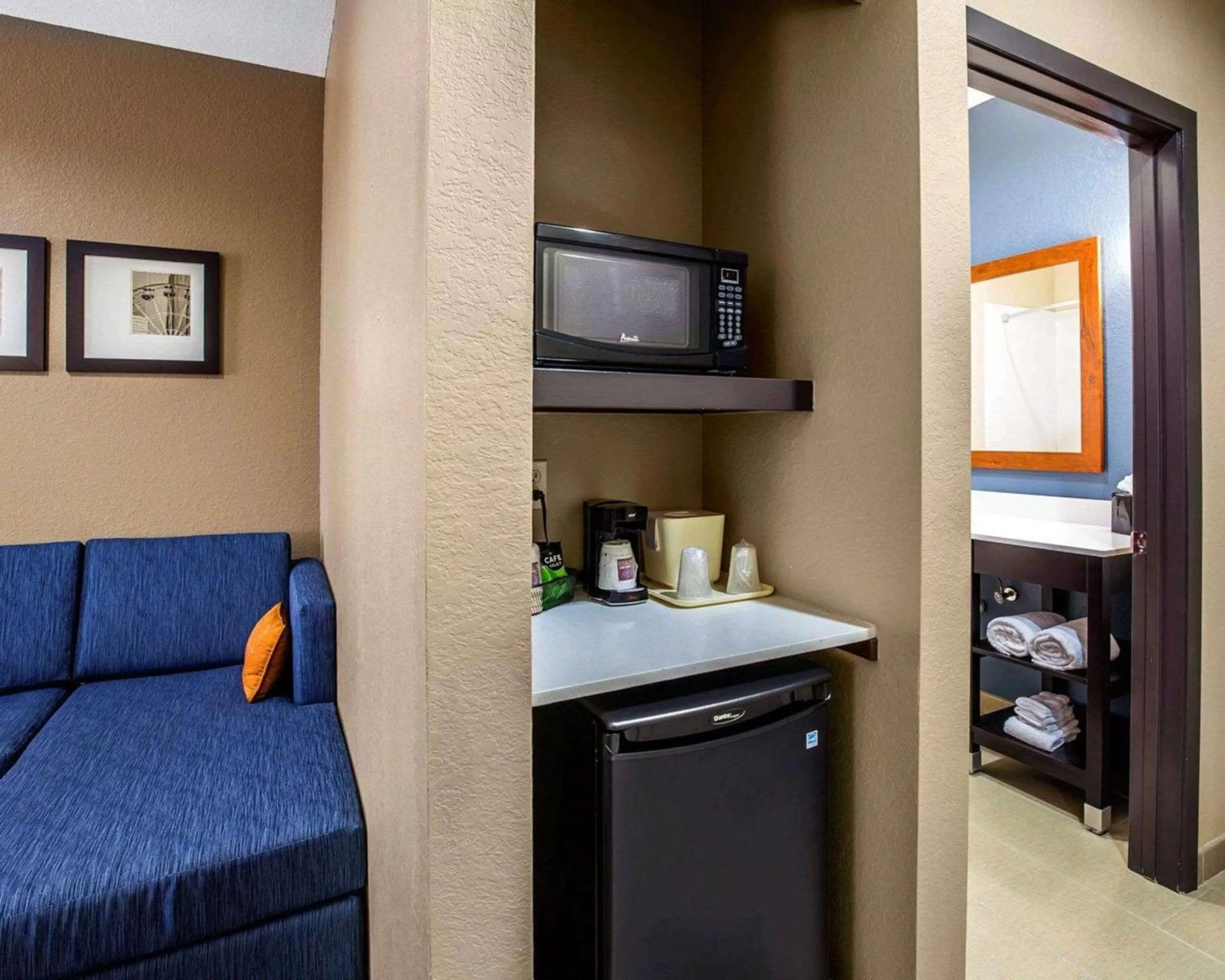 Bedroom, Bed in Comfort Suites Northwest - Cy - Fair