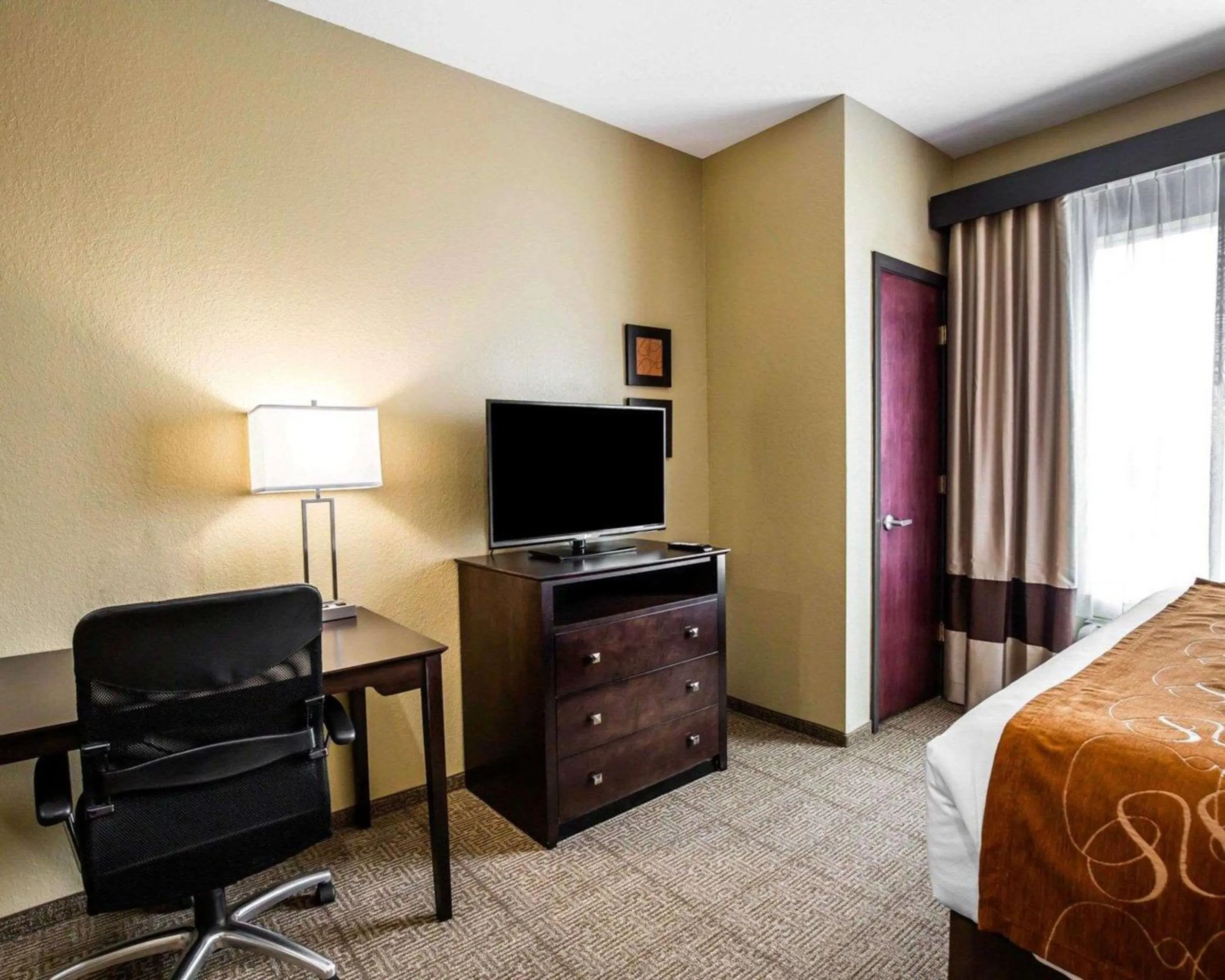 Photo of the whole room, Bed in Comfort Suites Northwest - Cy - Fair