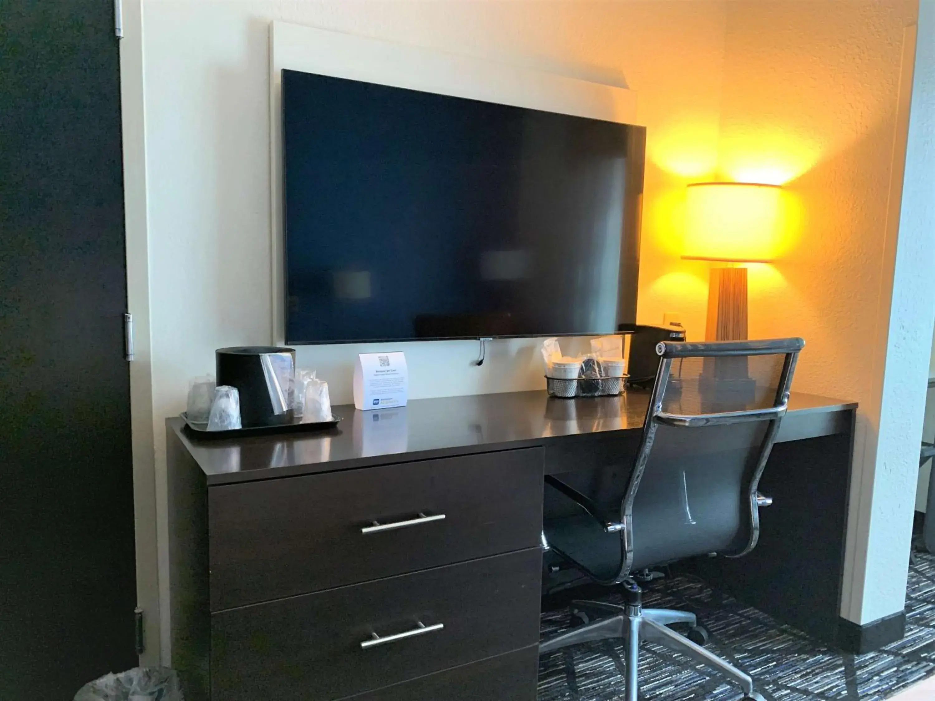 Bedroom, TV/Entertainment Center in Best Western Cambridge Bedroom, TV/Entertainment Center in Best Western Cambridge