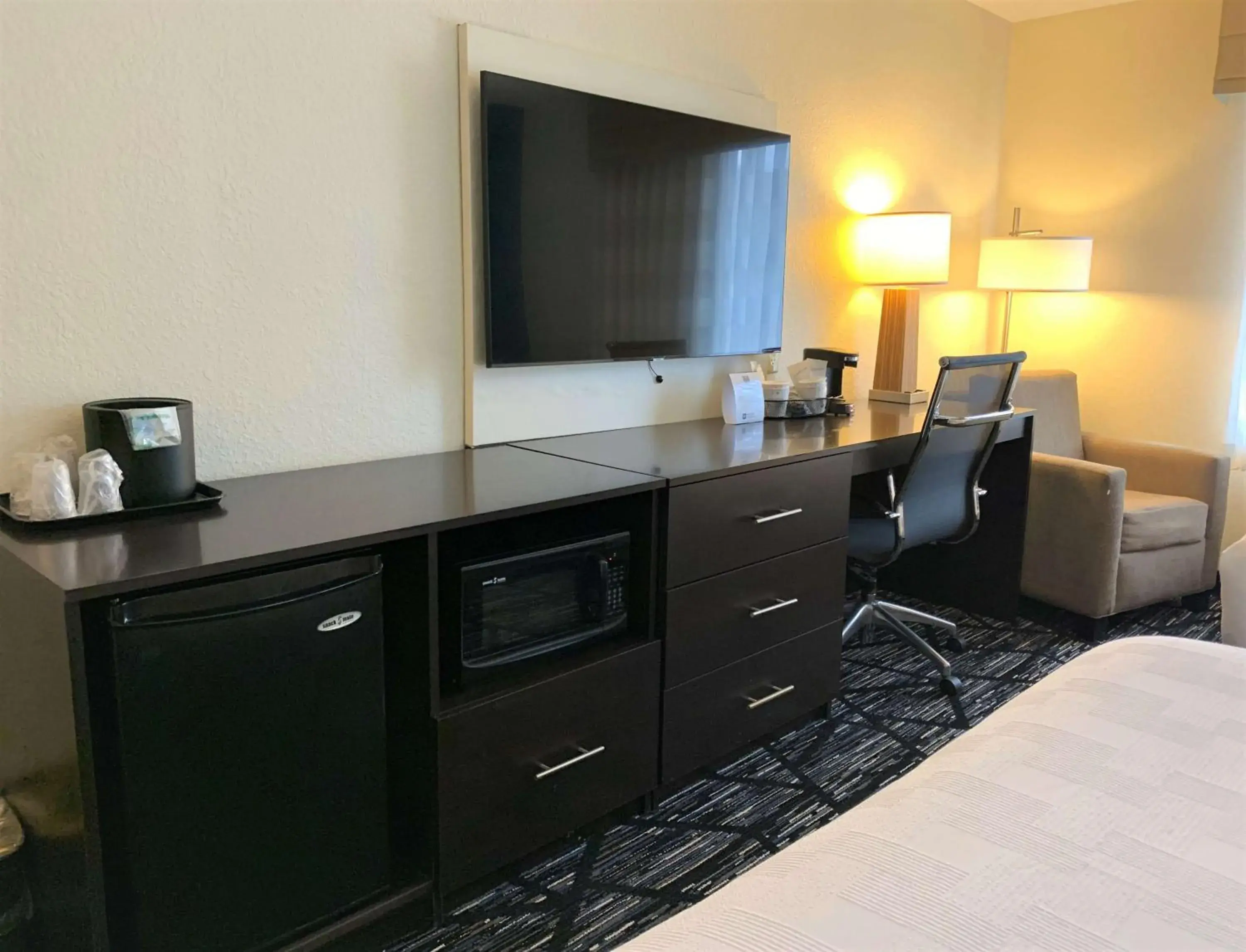 Bedroom, TV/Entertainment Center in Best Western Cambridge Bedroom, TV/Entertainment Center in Best Western Cambridge