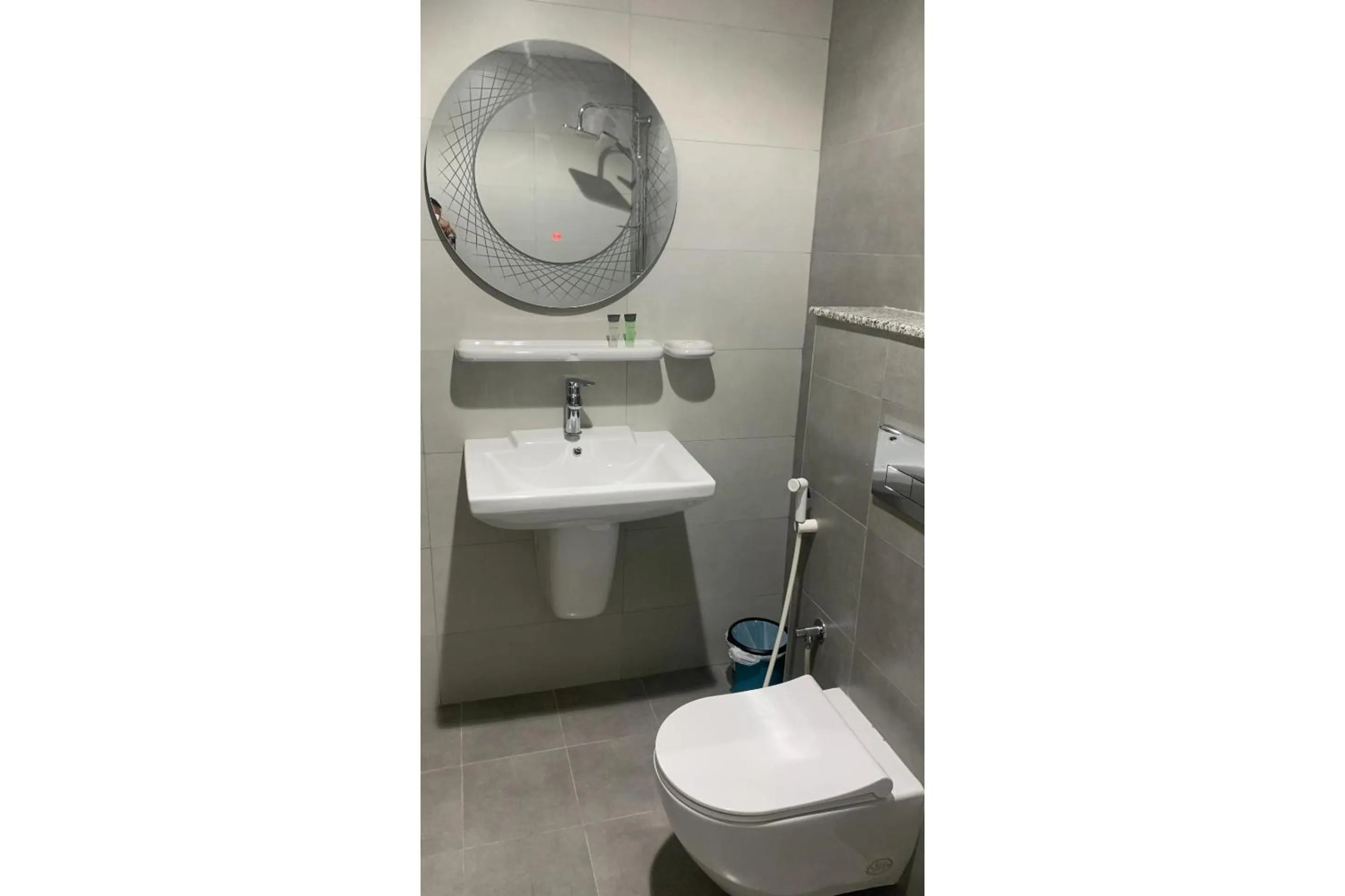 Bathroom in OYO Townhouse 156 Rose Hotel Apartments