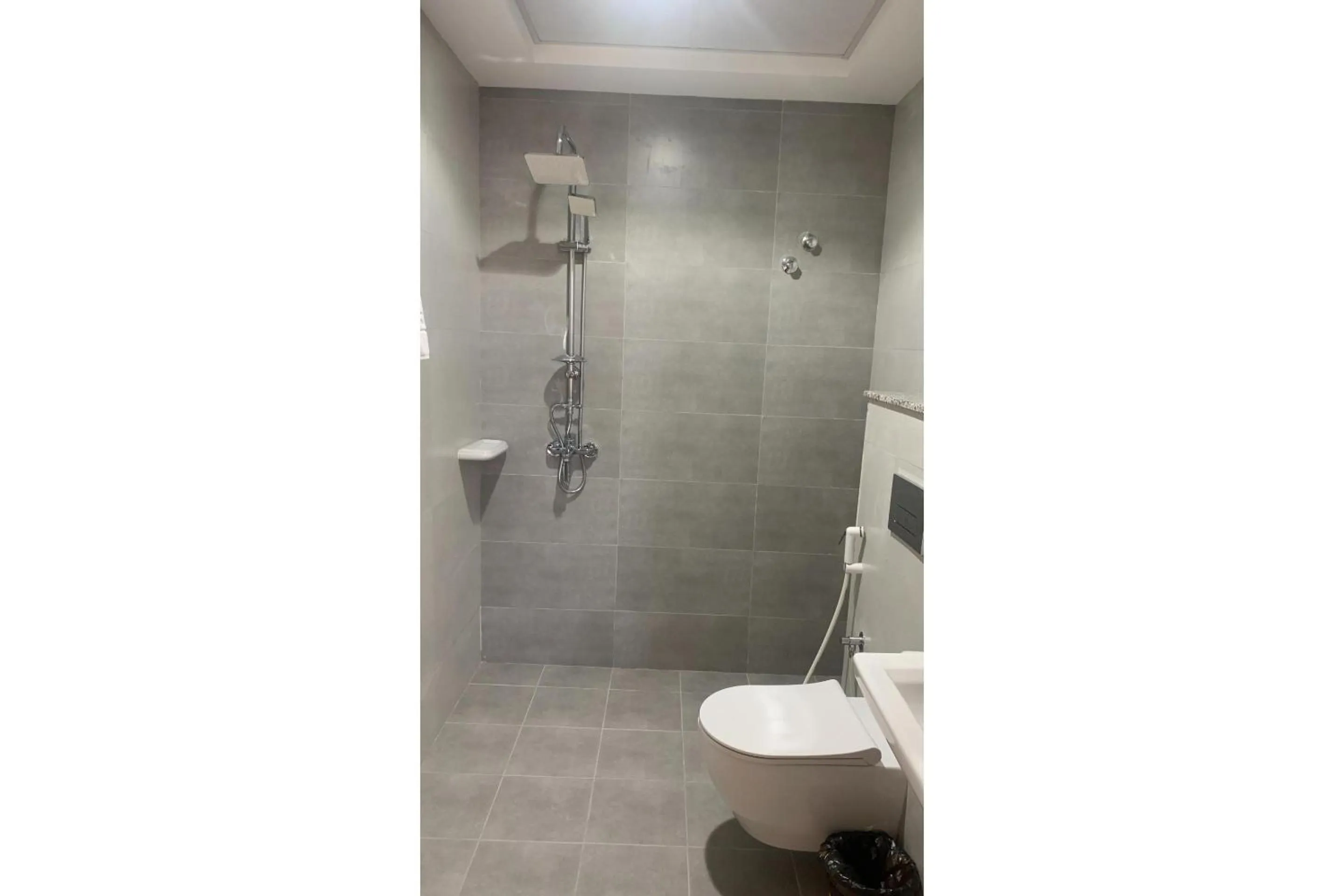 Bathroom in OYO Townhouse 156 Rose Hotel Apartments