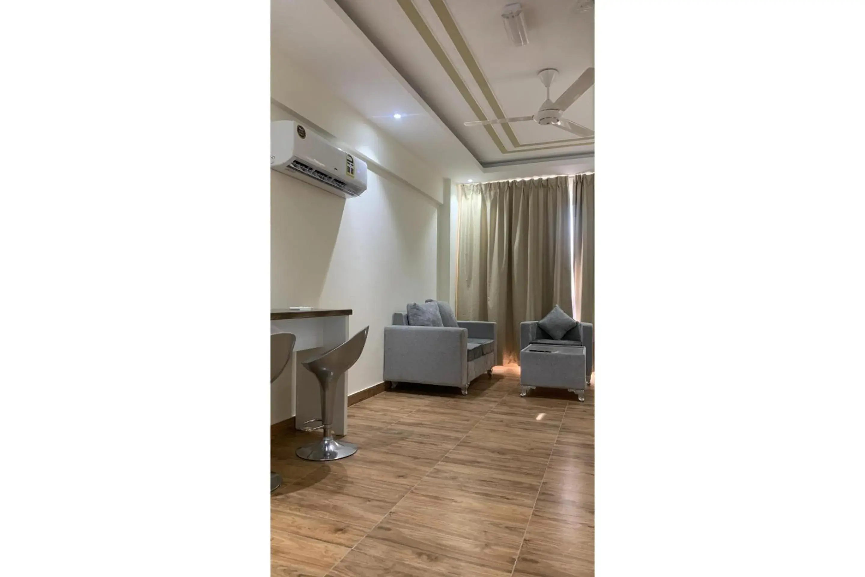 Bedroom in OYO Townhouse 156 Rose Hotel Apartments Bedroom in OYO Townhouse 156 Rose Hotel Apartments