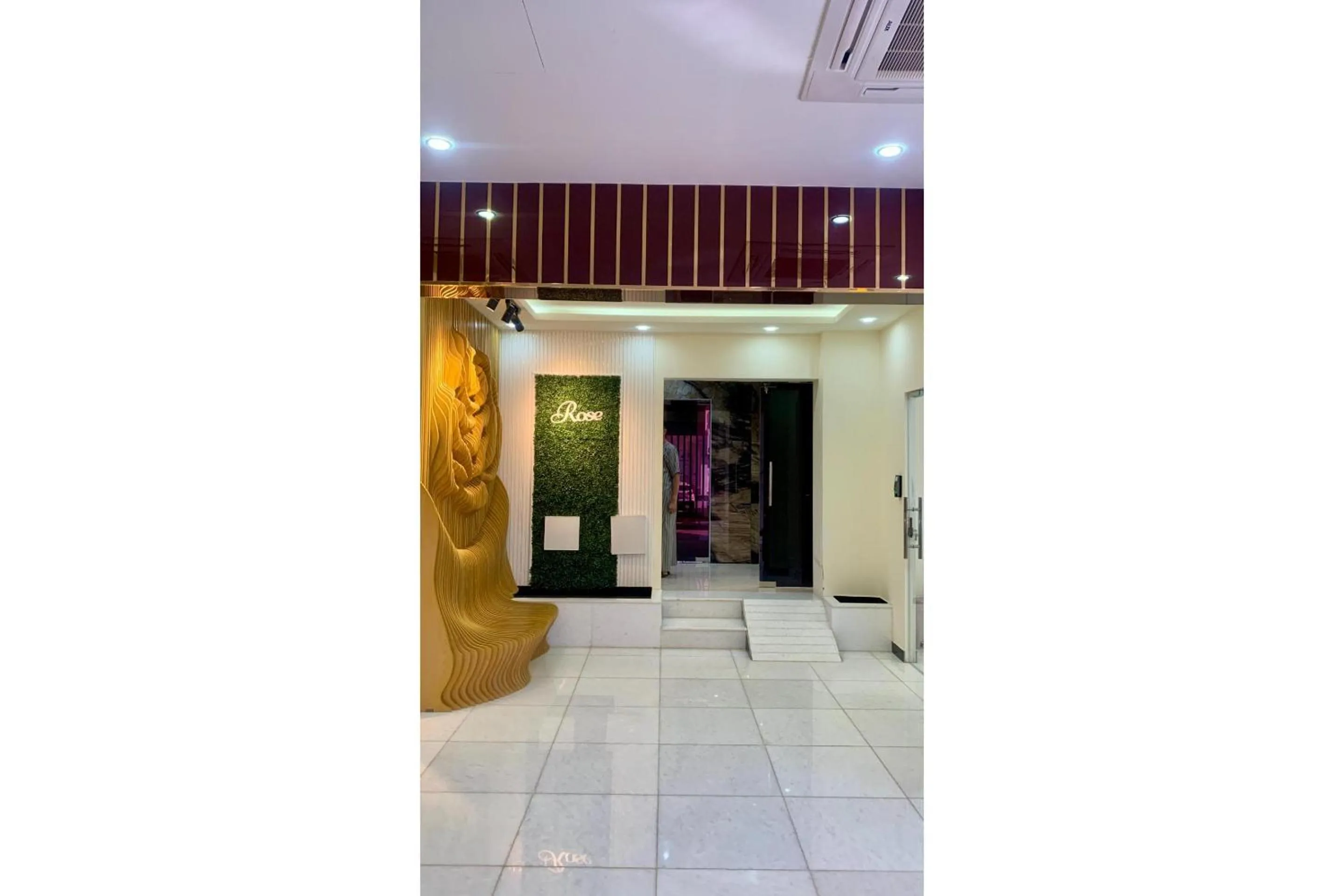 Lobby or reception in OYO Townhouse 156 Rose Hotel Apartments