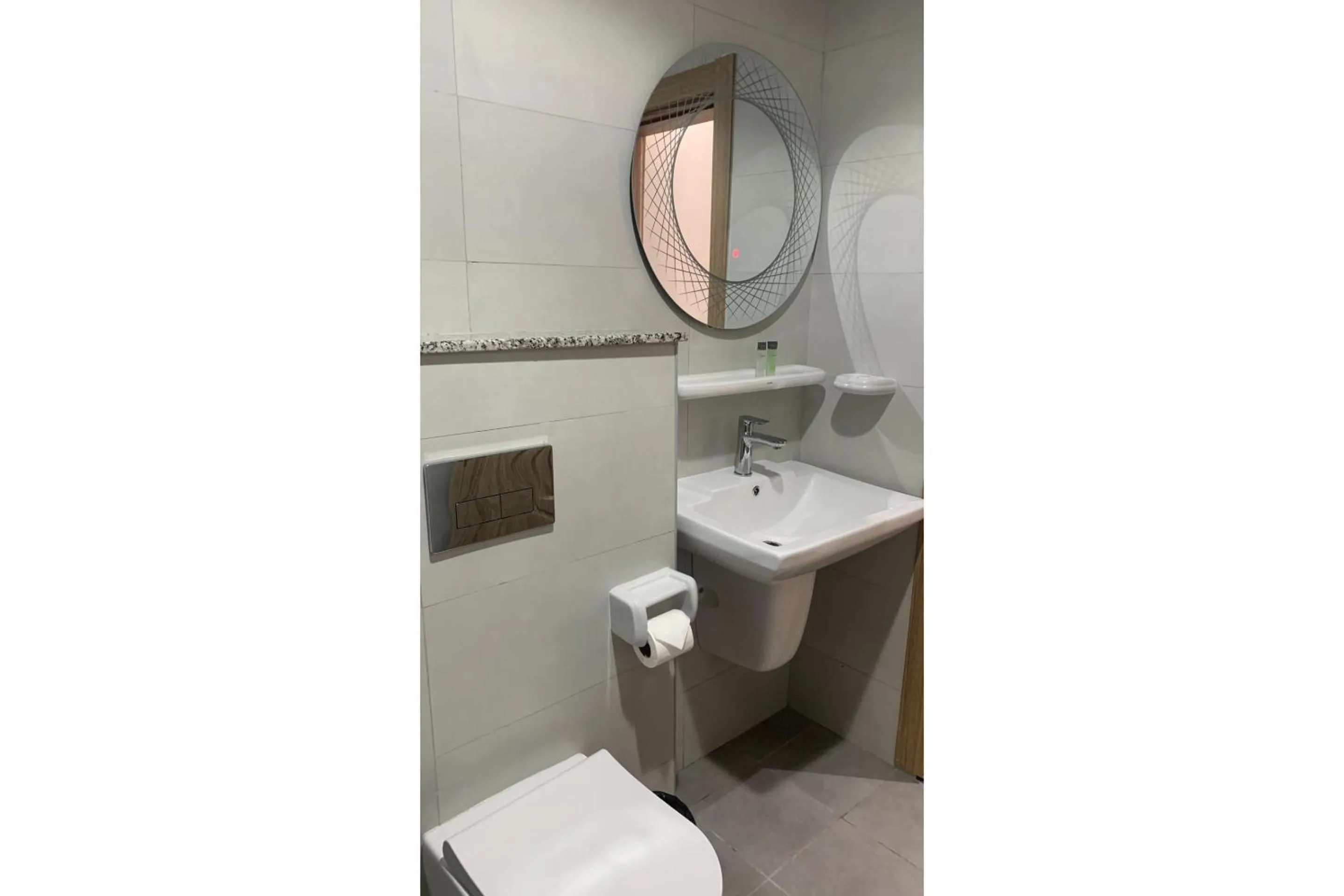 Bathroom in OYO Townhouse 156 Rose Hotel Apartments