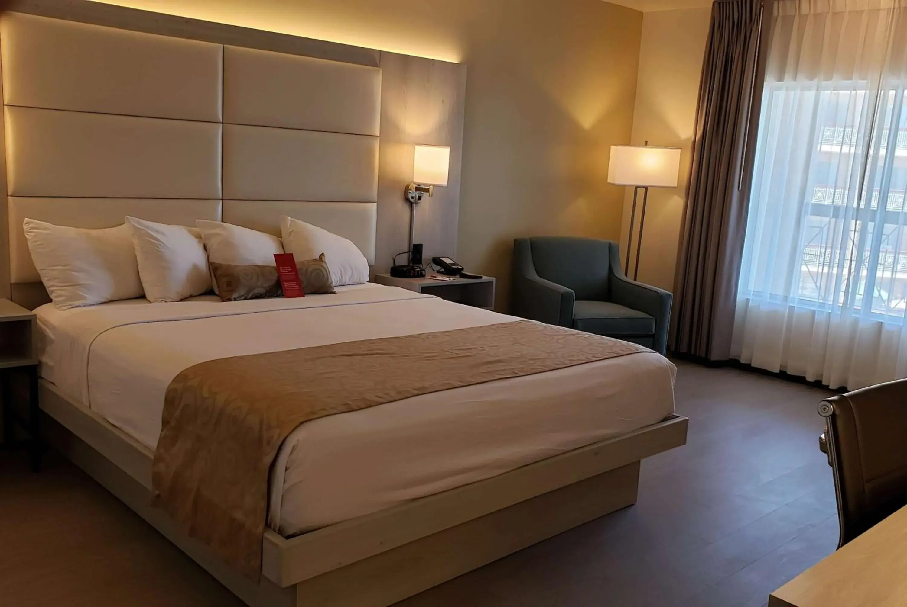 Photo of the whole room, Bed in Ramada by Wyndham Burbank Airport Photo of the whole room, Bed in Ramada by Wyndham Burbank Airport