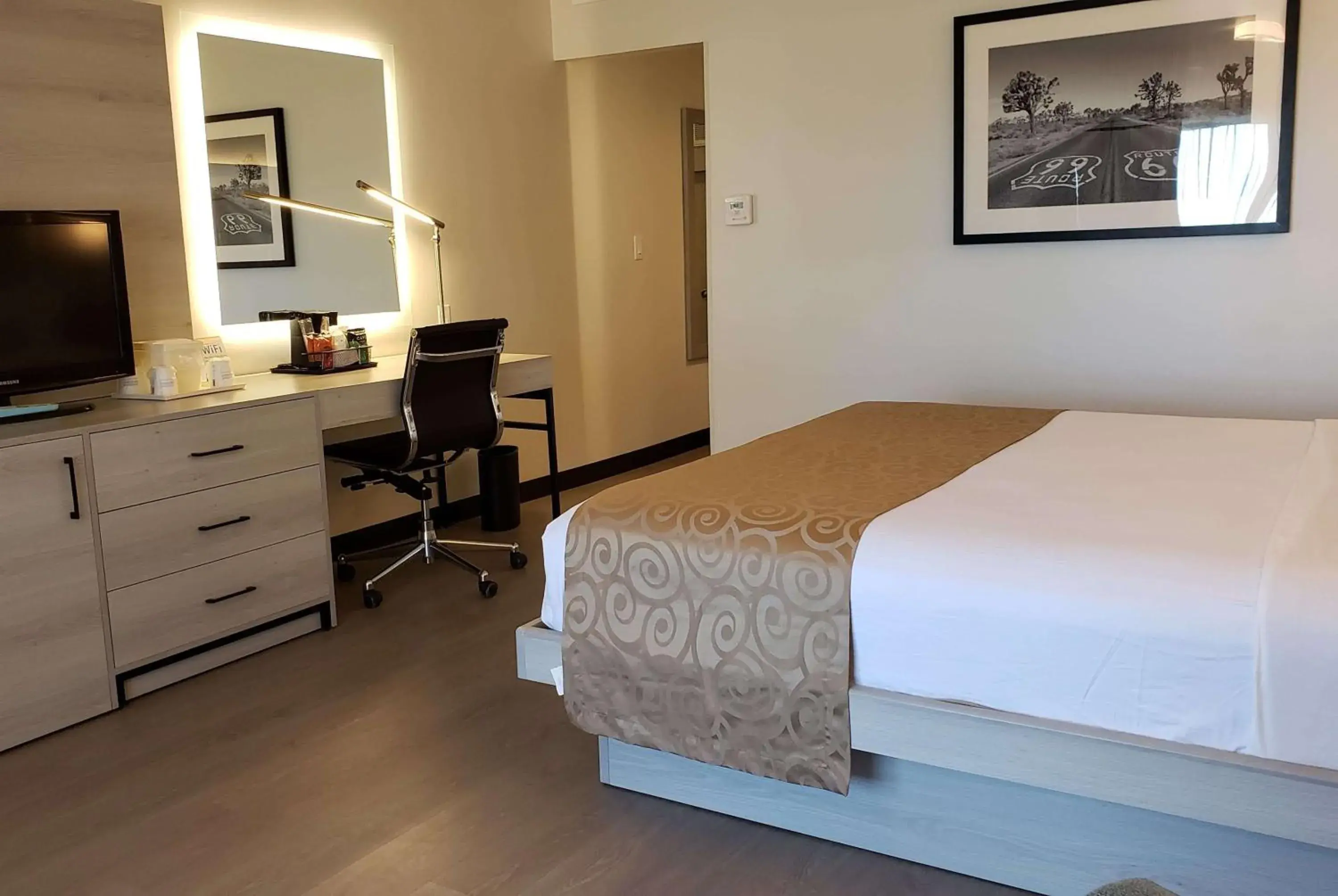 Photo of the whole room, Bed in Ramada by Wyndham Burbank Airport Photo of the whole room, Bed in Ramada by Wyndham Burbank Airport