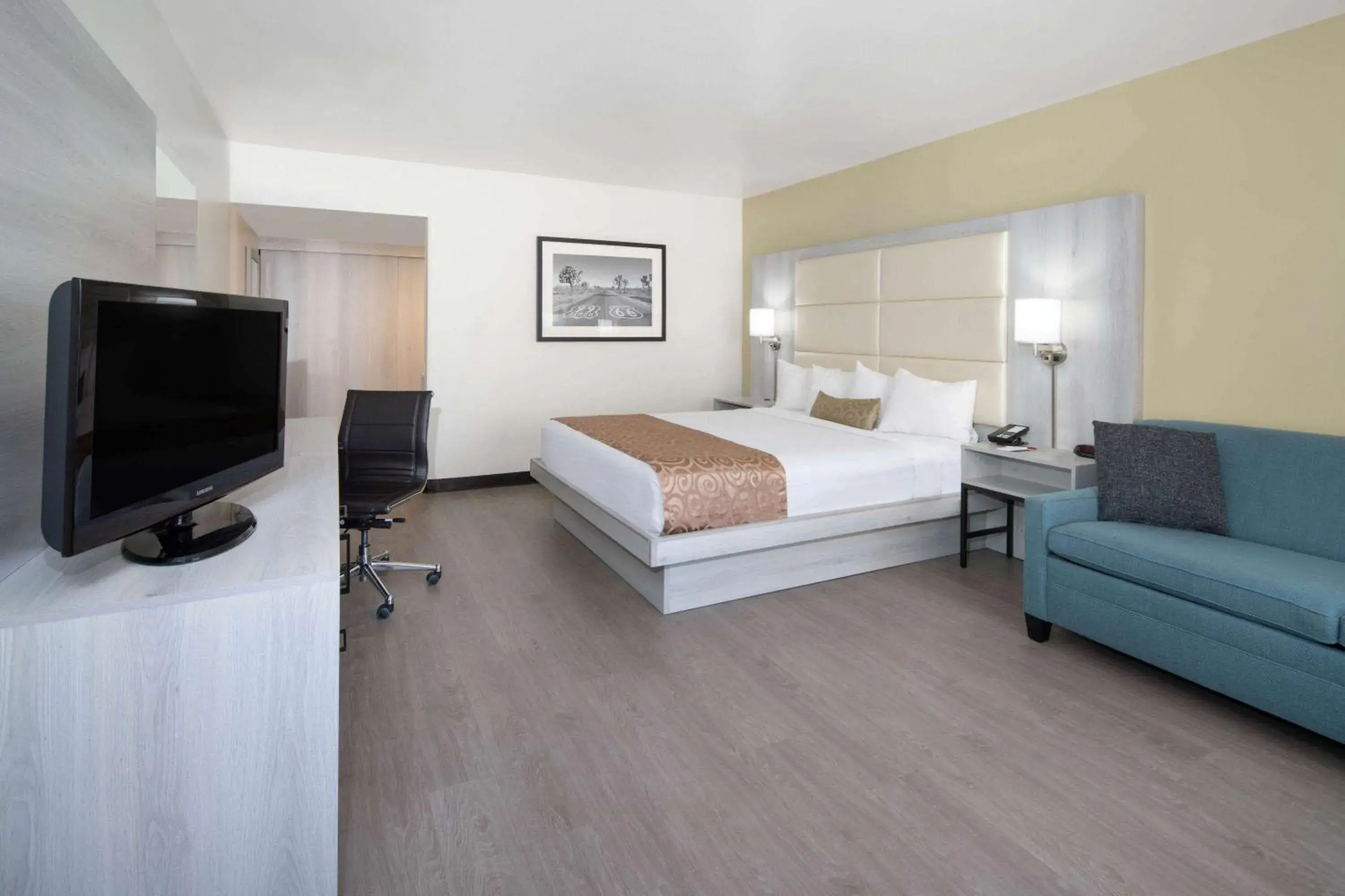 Photo of the whole room, Bed in Ramada by Wyndham Burbank Airport Photo of the whole room, Bed in Ramada by Wyndham Burbank Airport