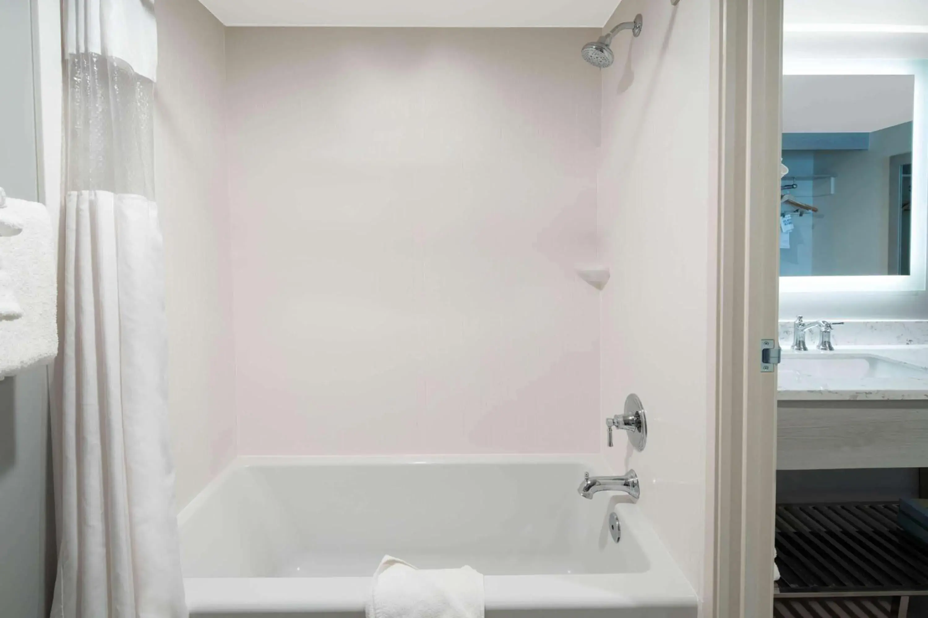 King Room - Non-Smoking in Ramada by Wyndham Burbank Airport King Room - Non-Smoking in Ramada by Wyndham Burbank Airport