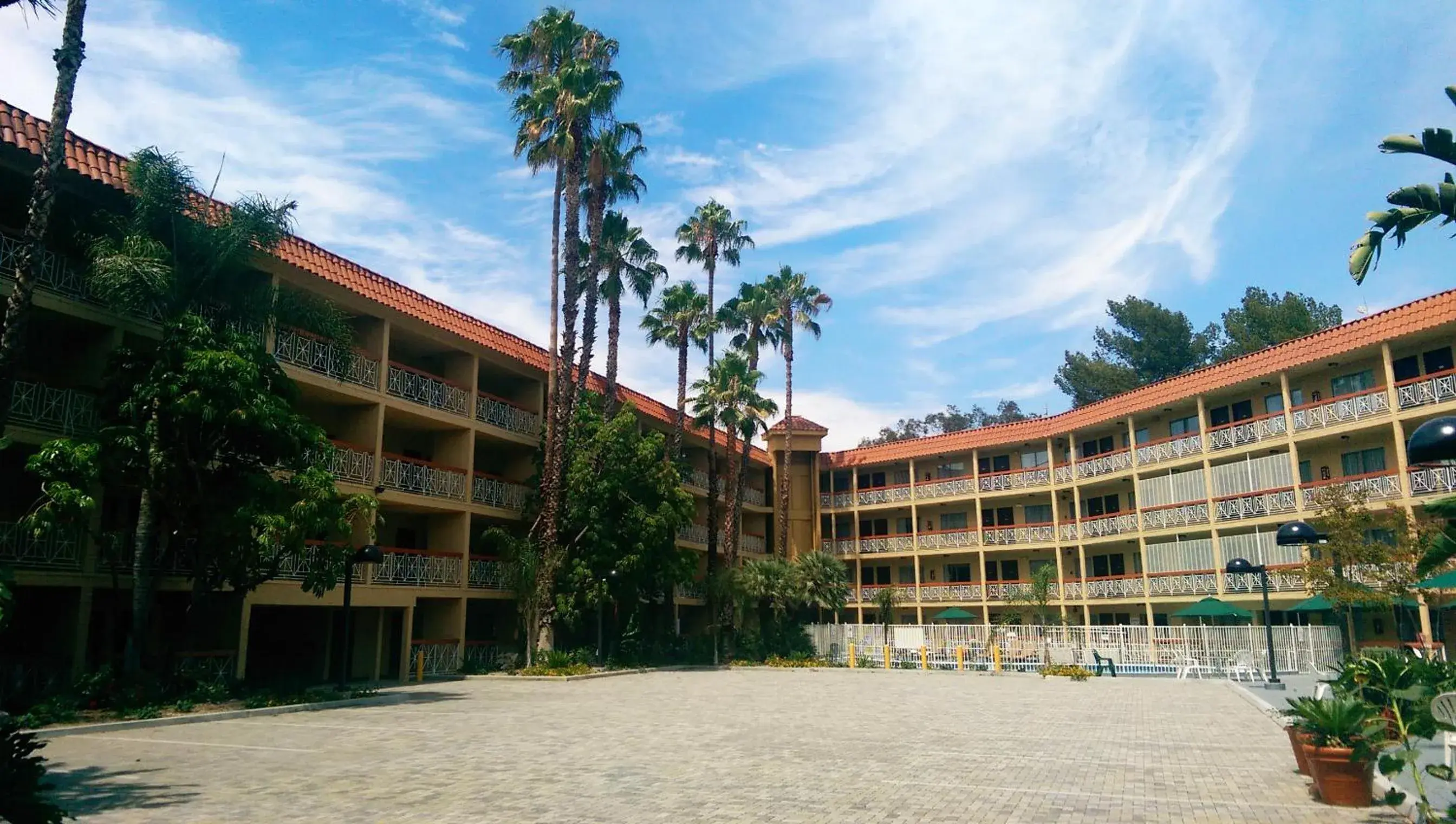 Property building in Ramada by Wyndham Burbank Airport Property building in Ramada by Wyndham Burbank Airport