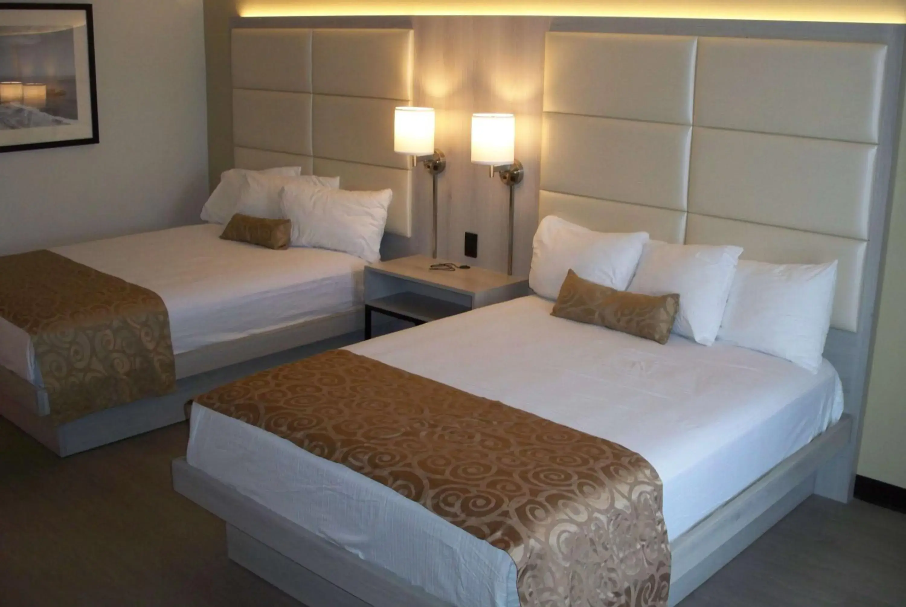 Photo of the whole room, Bed in Ramada by Wyndham Burbank Airport Photo of the whole room, Bed in Ramada by Wyndham Burbank Airport