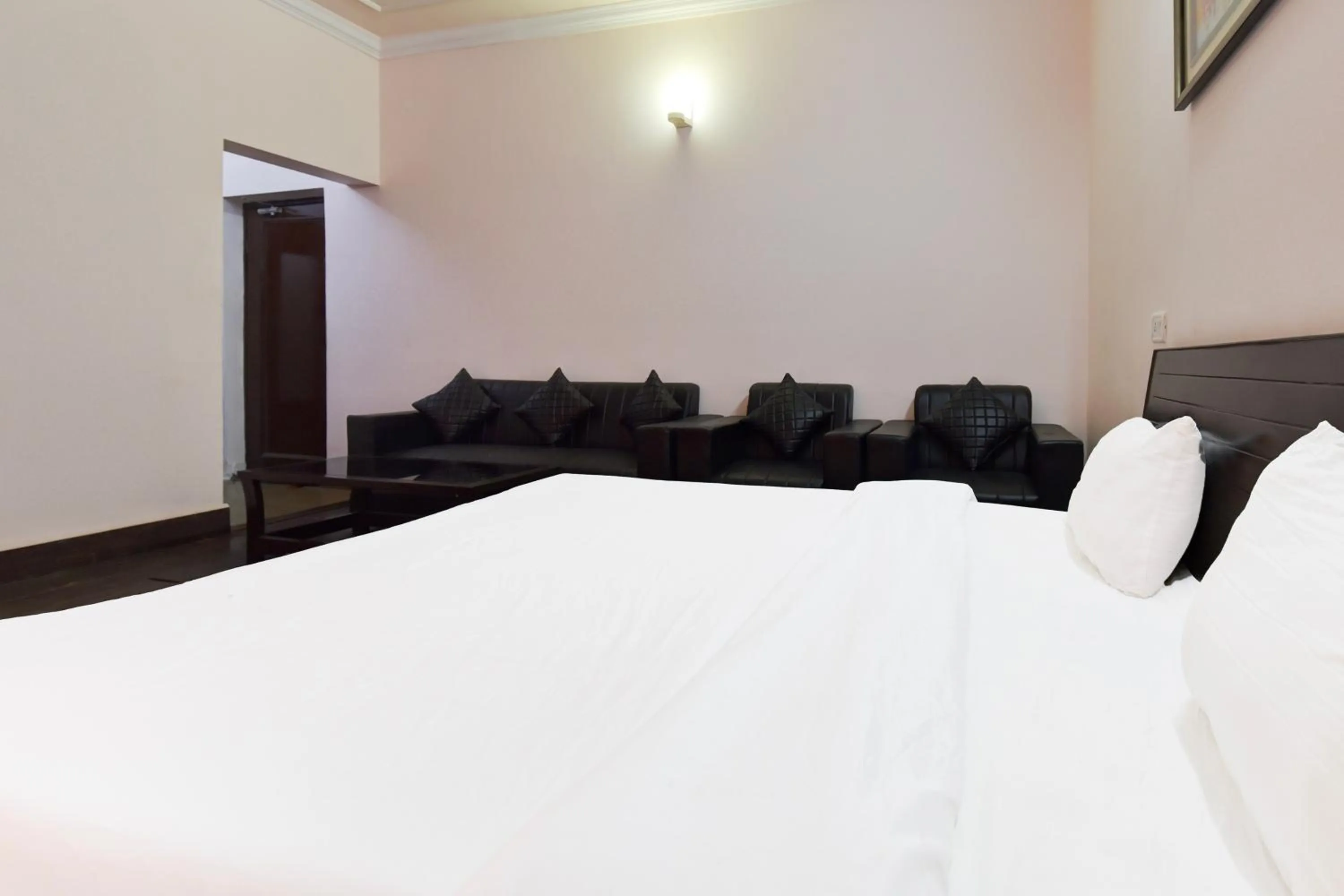 Bedroom, Bed in Hotel O Homewood Suites And Guest House