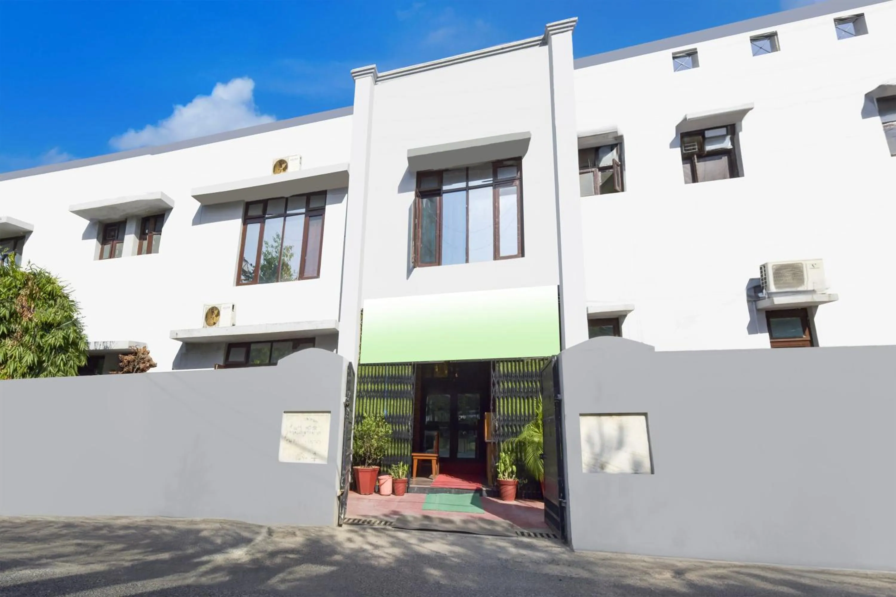 Facade/entrance in Hotel O Homewood Suites And Guest House