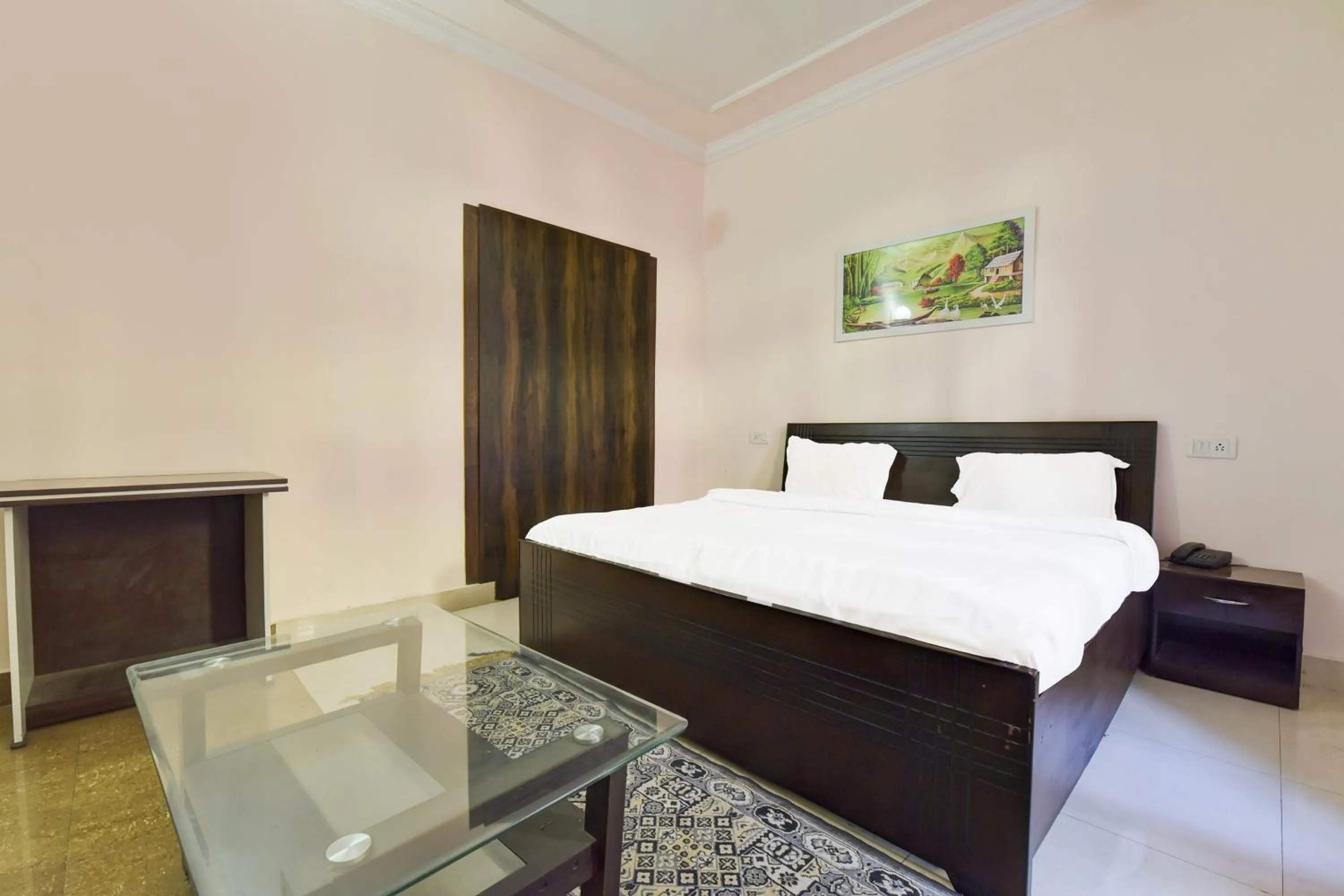 Bedroom, Bed in Hotel O Homewood Suites And Guest House