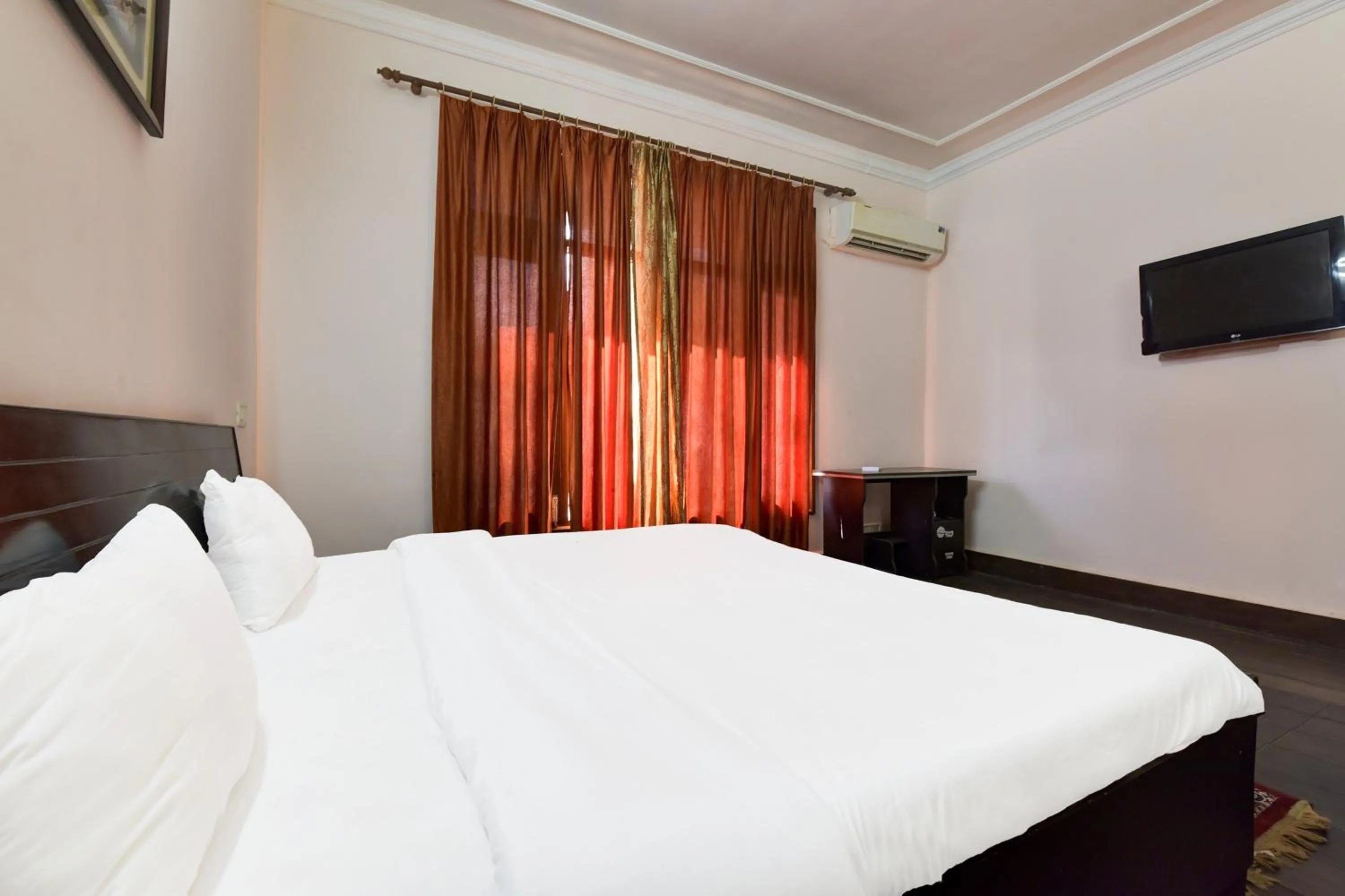 Bedroom, Bed in Hotel O Homewood Suites And Guest House