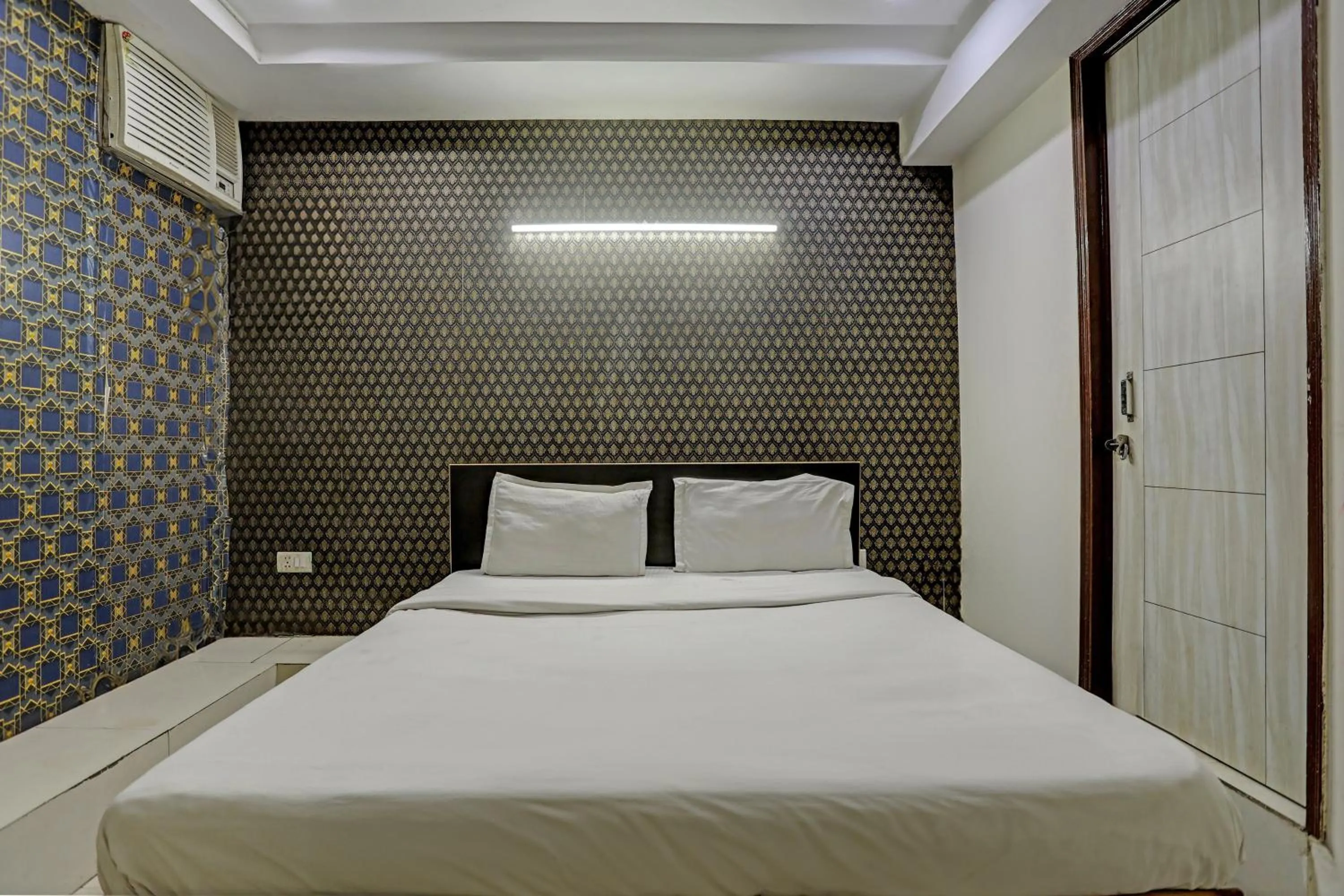 Facade/entrance, Bed in Hotel O Kanak palace