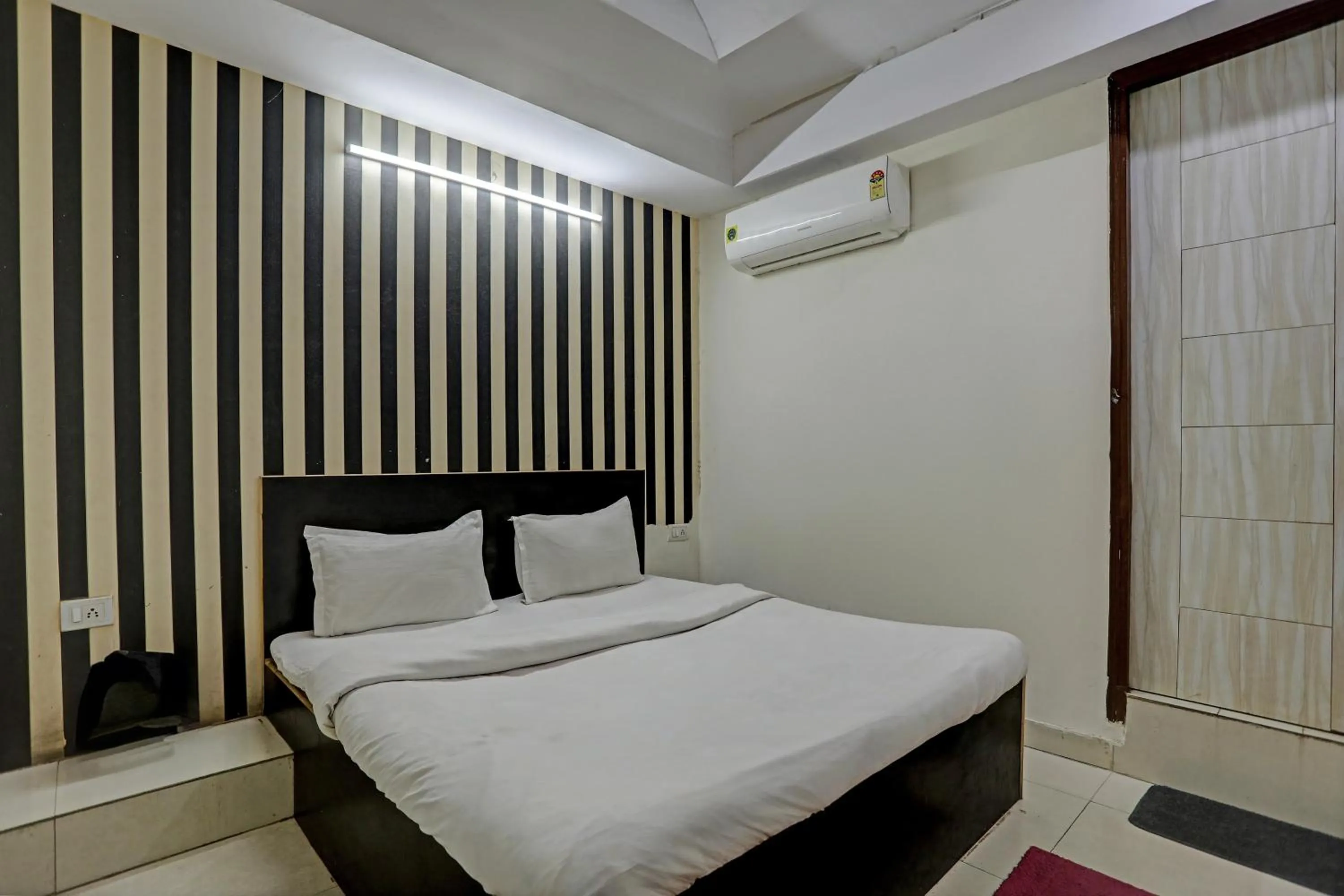 Facade/entrance, Bed in Hotel O Kanak palace